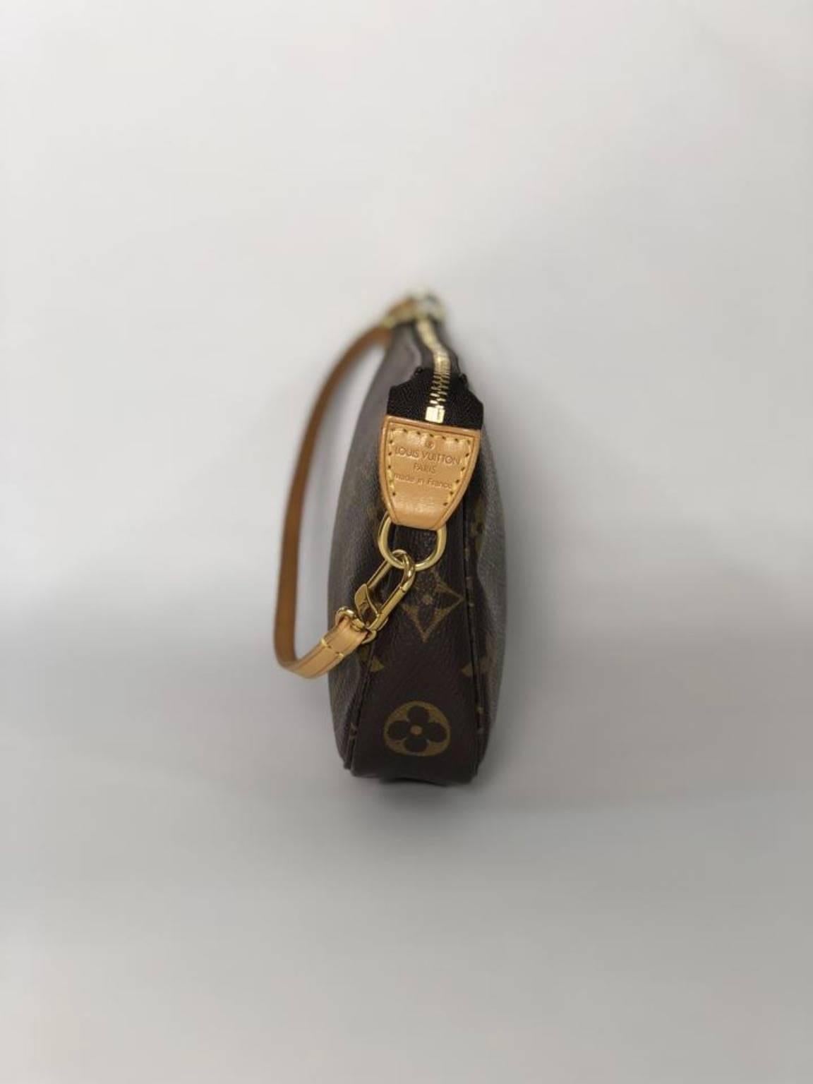 Louis Vuitton Monogram Pochette Accessories Wristlet Handbag In Good Condition In Saint Charles, IL