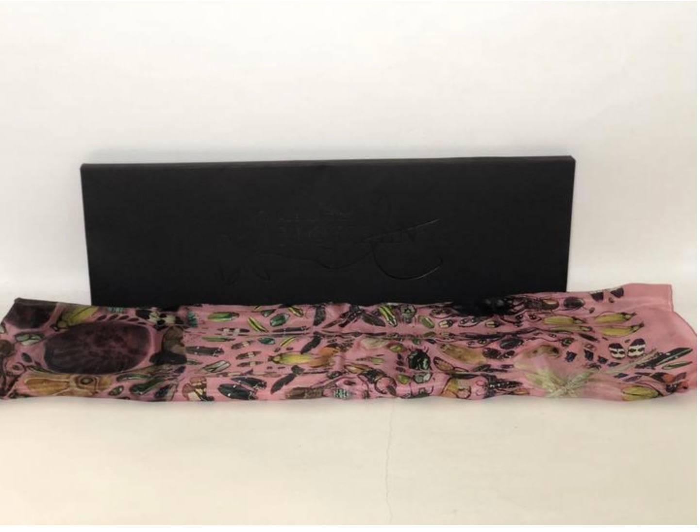 MODEL - Alexander McQueen and Damien Hirst Limited Edition 100% Silk Judecca Skull Scarf

CONDITION - Exceptional. No signs of wear.

SKU - 2330

DIMENSIONS - L55 x H55 x D.01

MATERIAL - Silk 

COMES WITH - Original Box

AVAILABLE IN STORE -