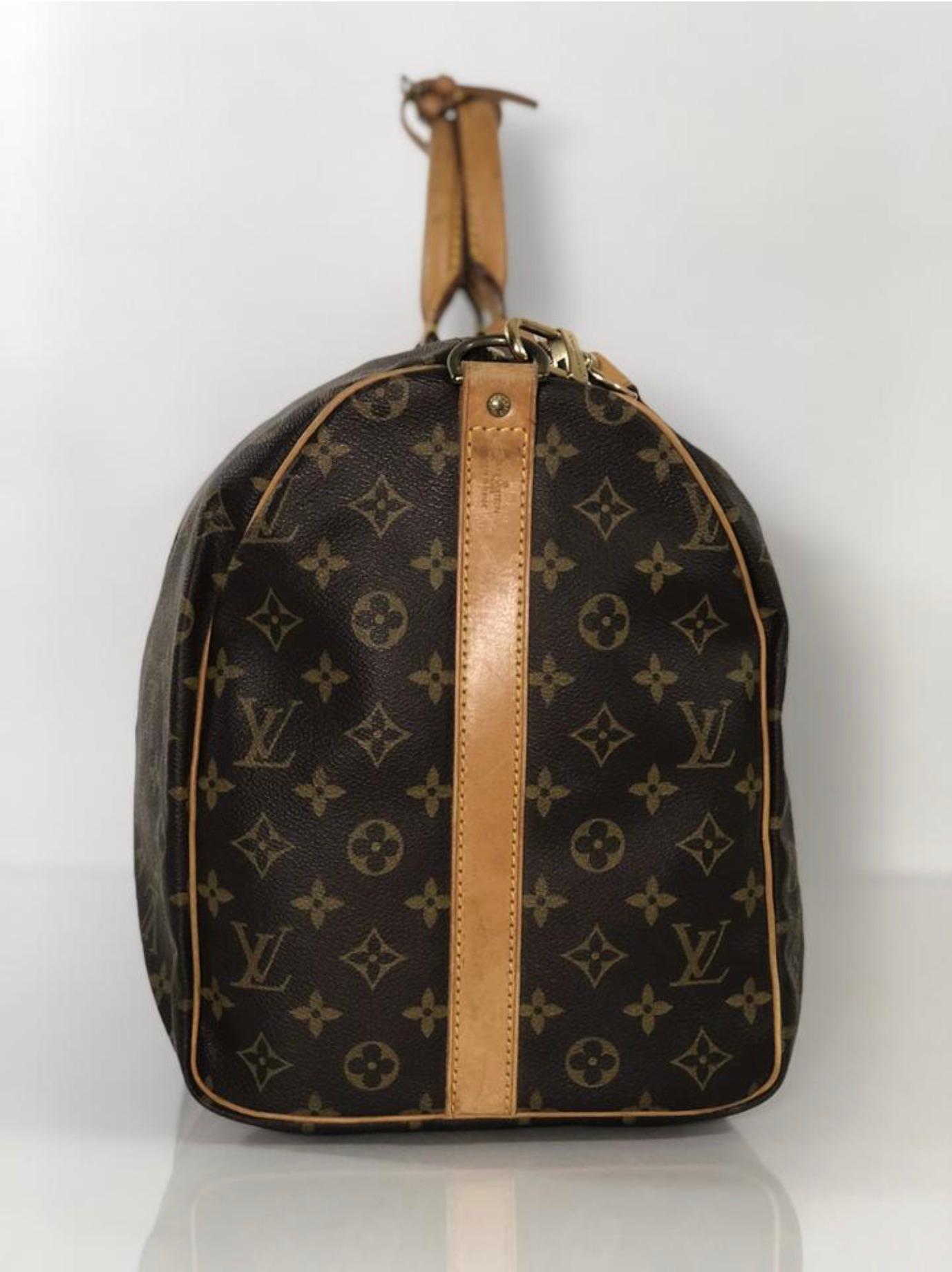 Louis Vuitton Monogram Keepall Bandoliere 50 Travel Handbag In Good Condition For Sale In Saint Charles, IL
