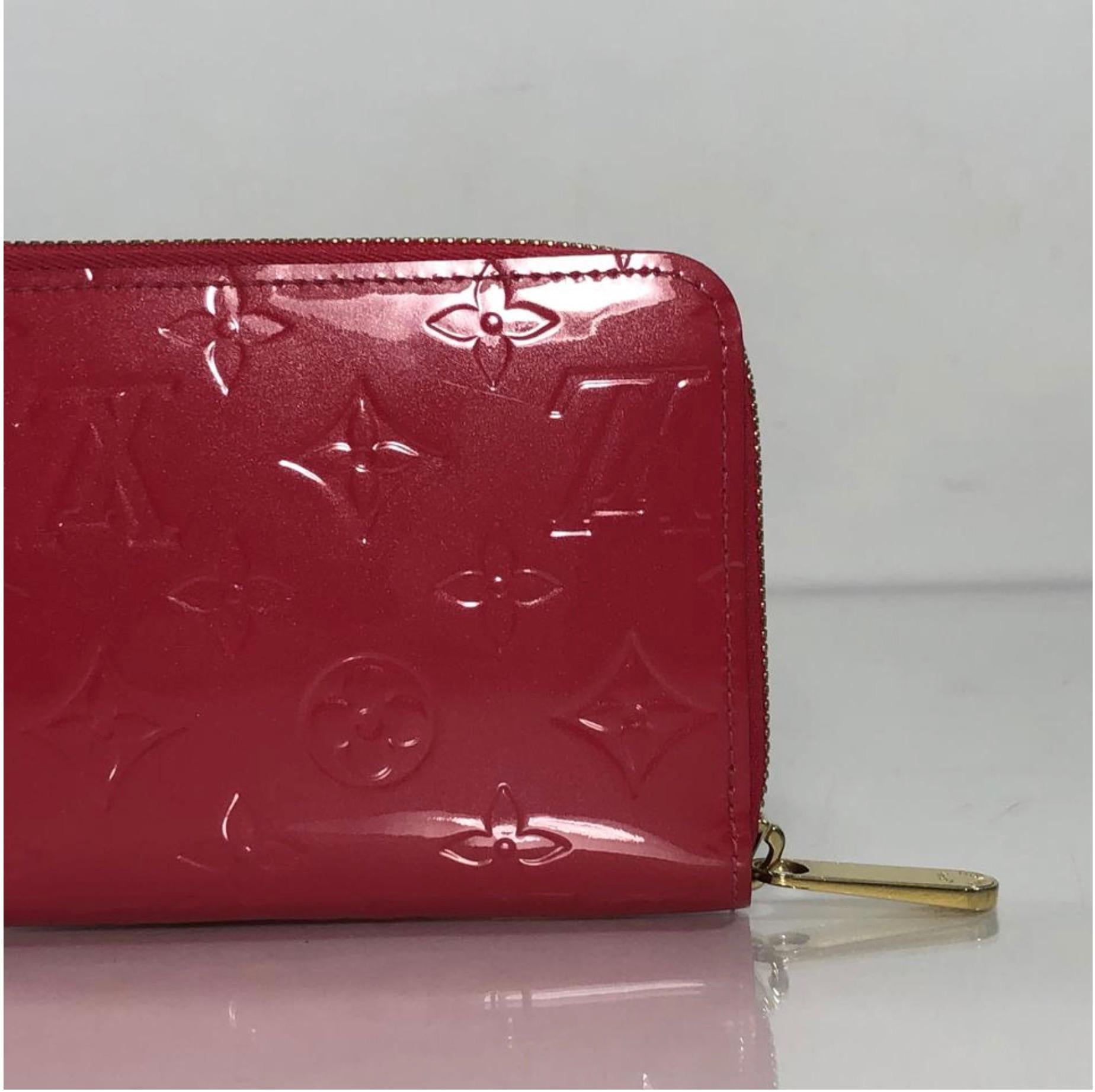 Women's or Men's Louis Vuitton Vernis Zippy Wallet in Pink For Sale