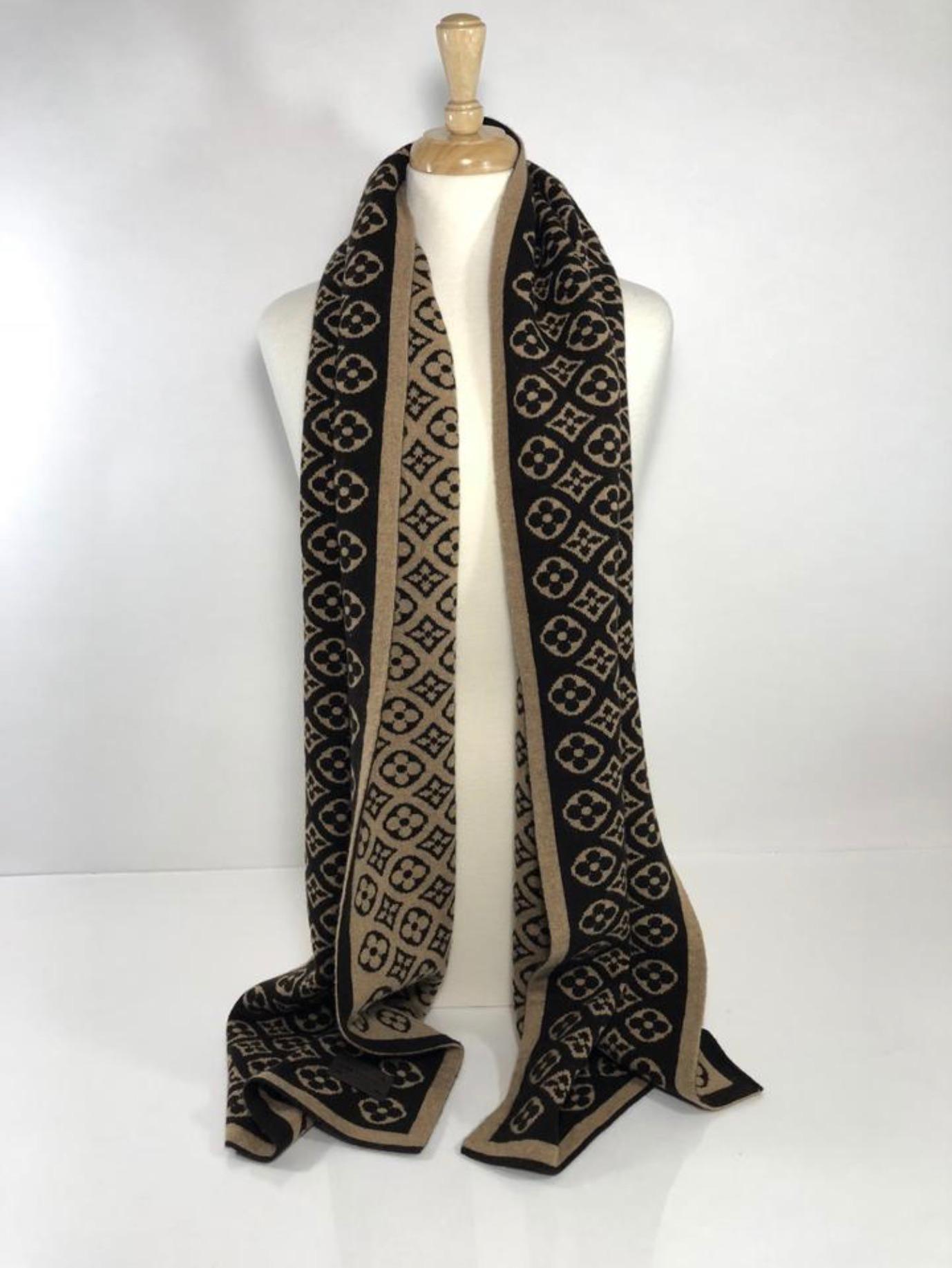 Louis Vuitton Monogram Scarf In Excellent Condition For Sale In Saint Charles, IL