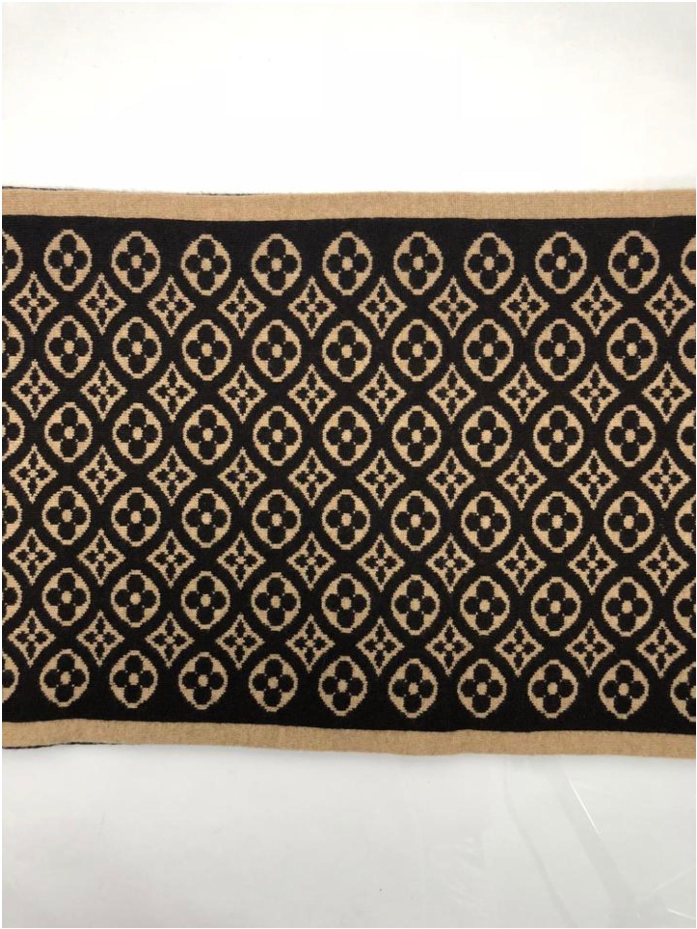 Women's or Men's Louis Vuitton Monogram Scarf For Sale