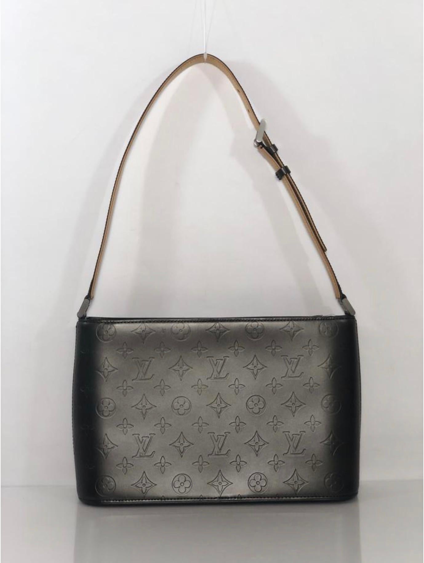 Louis Vuitton Matte Vernis Allston in Grey Shoulder Handbag In Excellent Condition For Sale In Saint Charles, IL