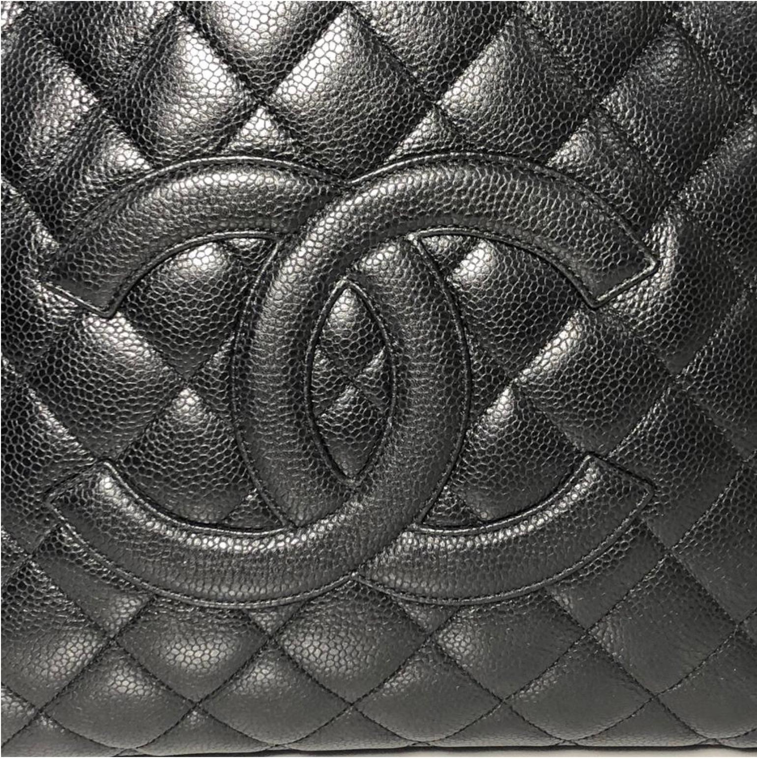 Women's or Men's Chanel Caviar Leather Grand Shopping Tote w Gold Hardware in Black Shoulder Bag For Sale