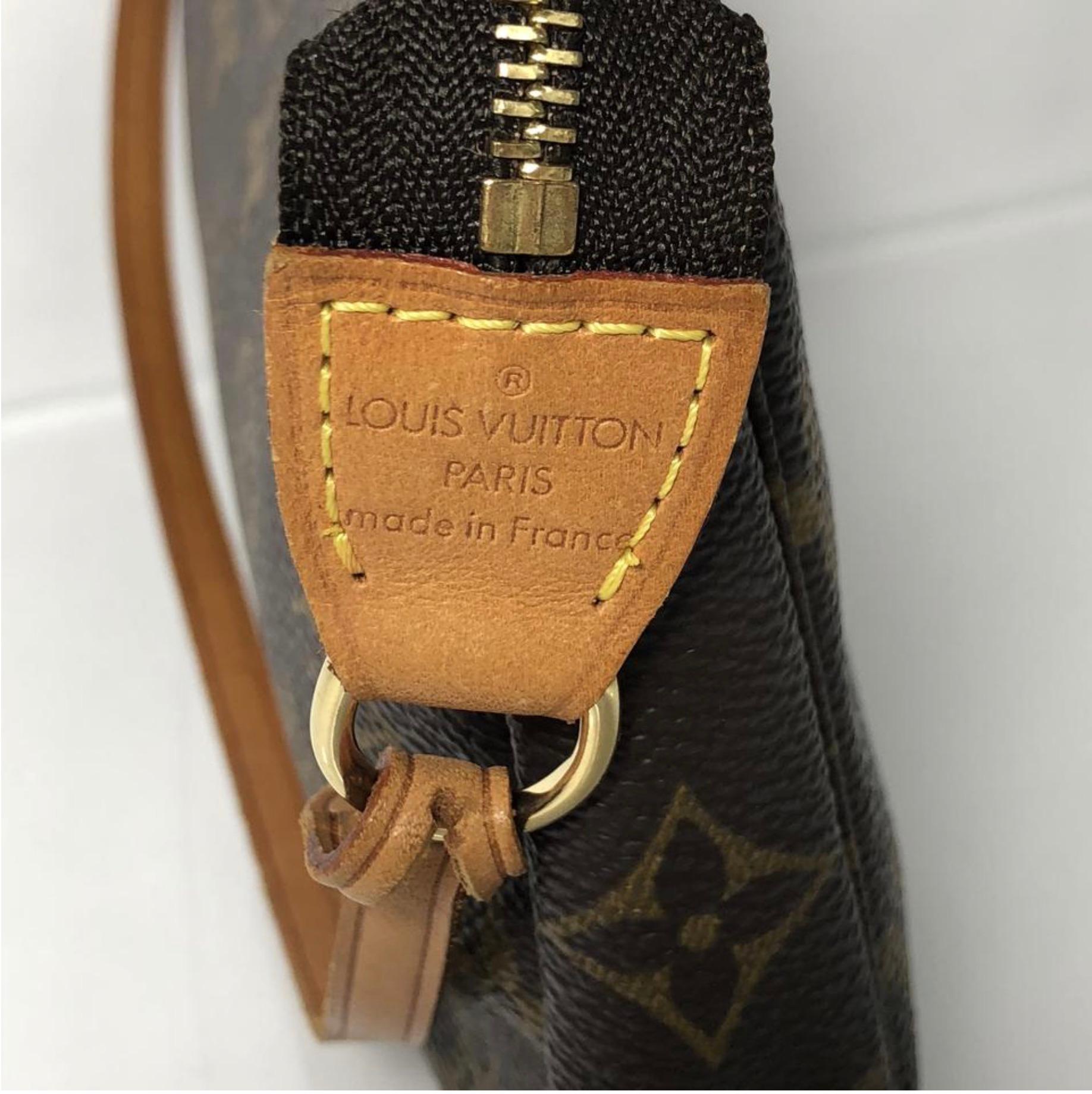  Louis Vuitton Monogram Pochette Accessories Wristlet Handbag In Good Condition For Sale In Saint Charles, IL