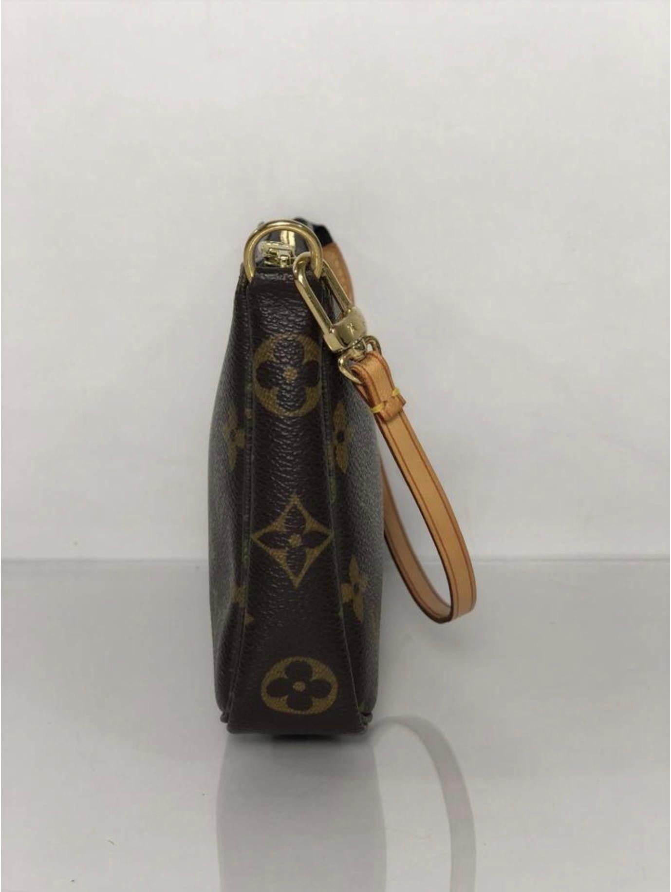  Louis Vuitton Monogram Pochette Accessories Wristlet Handbag In Excellent Condition In Saint Charles, IL
