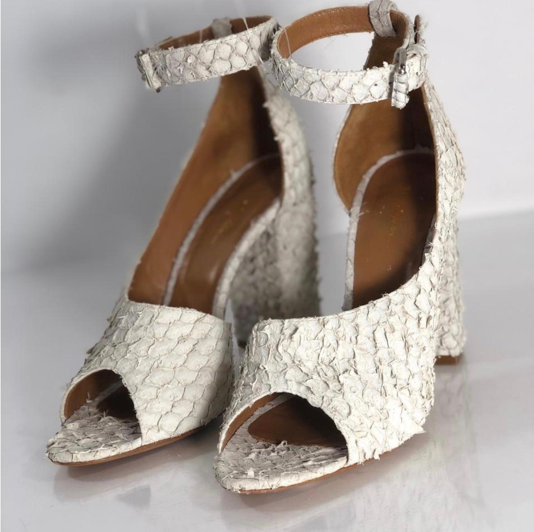 MODEL - 3.1 Phillip Lim Leather Textured Peep Toe Heel with Chunky Block Heel

CONDITION - Exceptional! Very light wear on outer soles. 

SKU - AIS

ORIGINAL RETAIL PRICE - 450 + tax

SIZE - Euro - 38.5 US - 8.5M

MATERIAL - Leather with Decorative