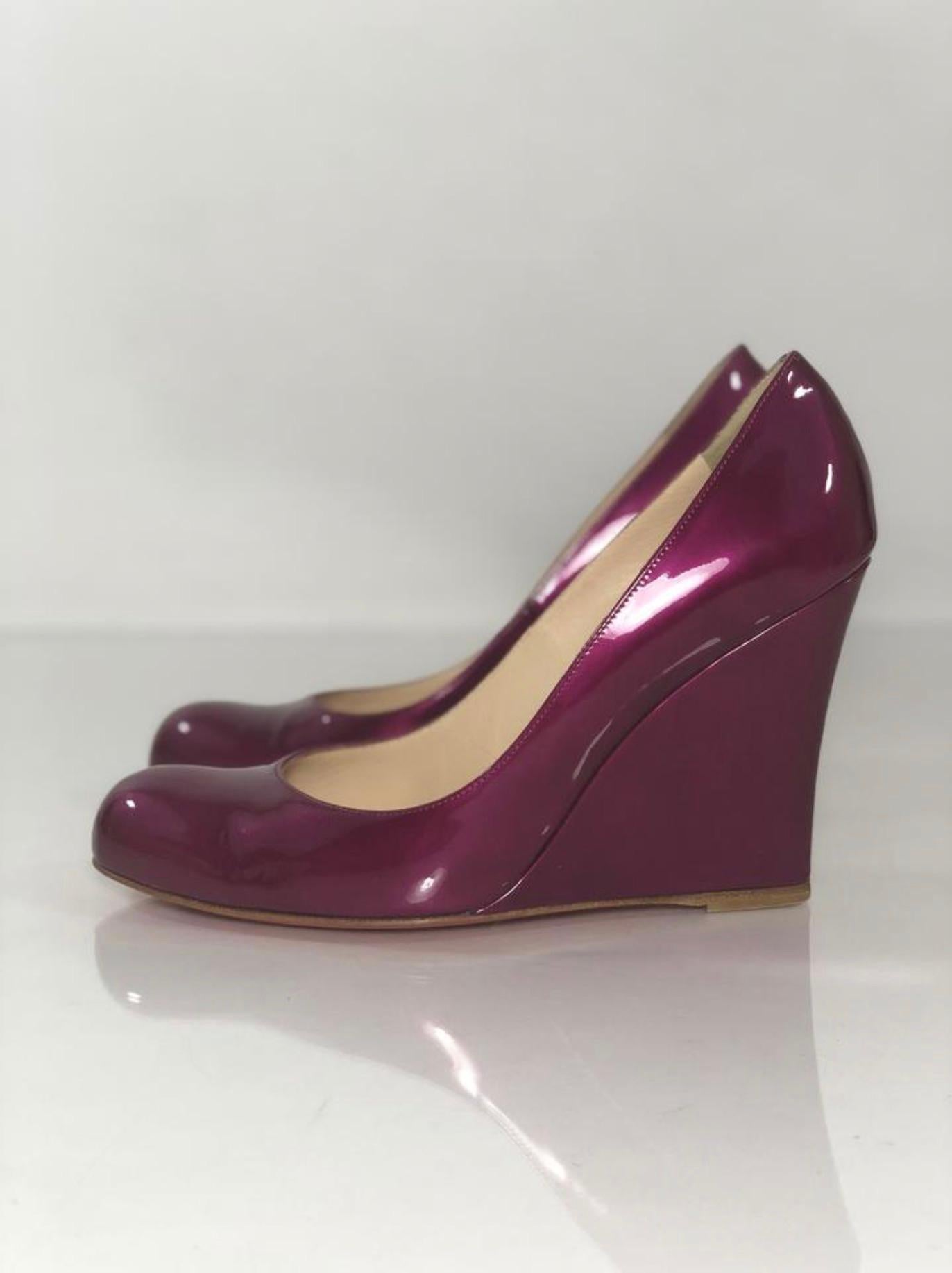 Christian Louboutin Balinodono Flat Patent Wedge in Bright Pink In Good Condition For Sale In Saint Charles, IL