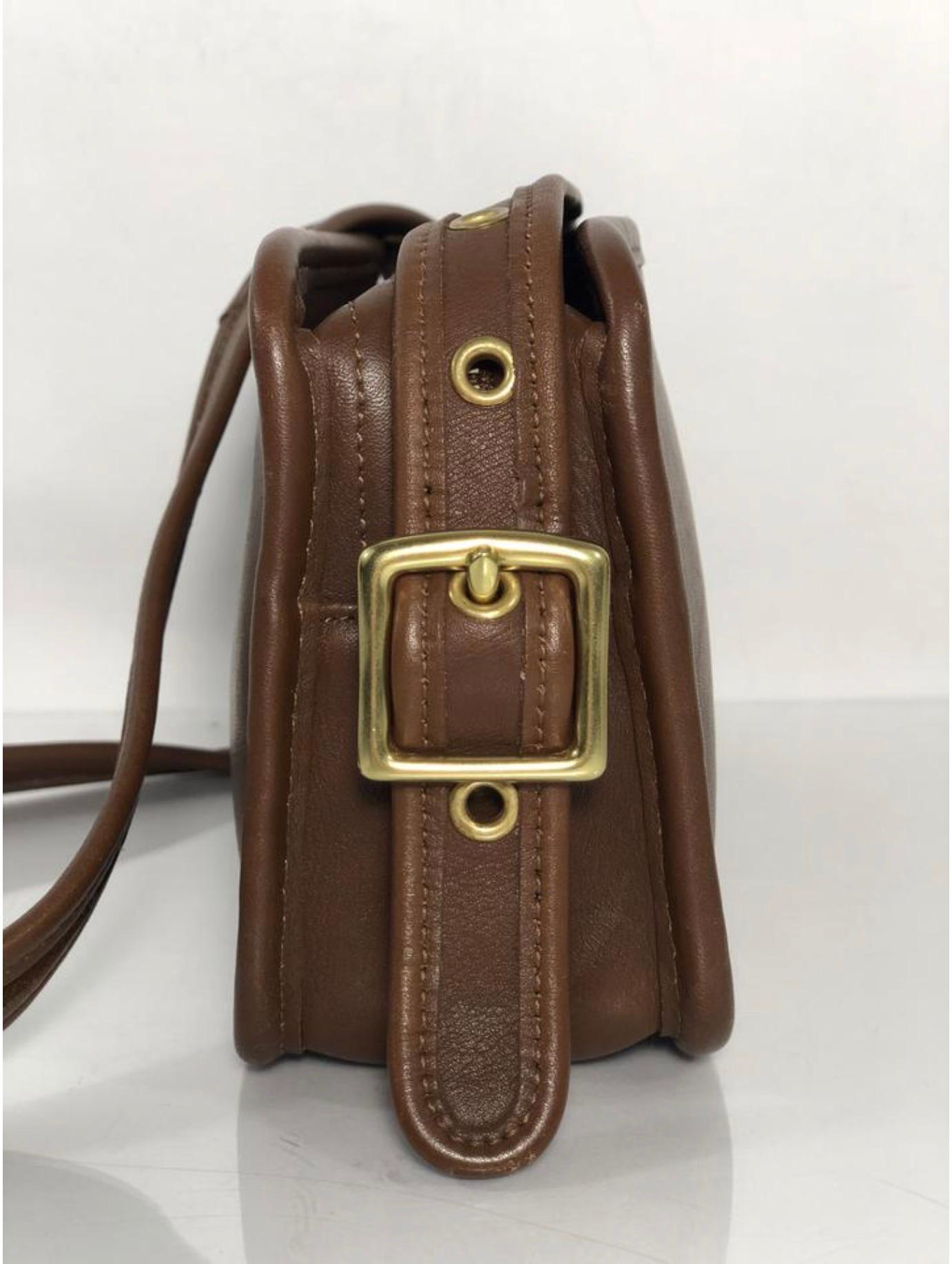 Women's or Men's Coach Vintage Small Zipper Crossbody Shoulder Handbag in Brown For Sale