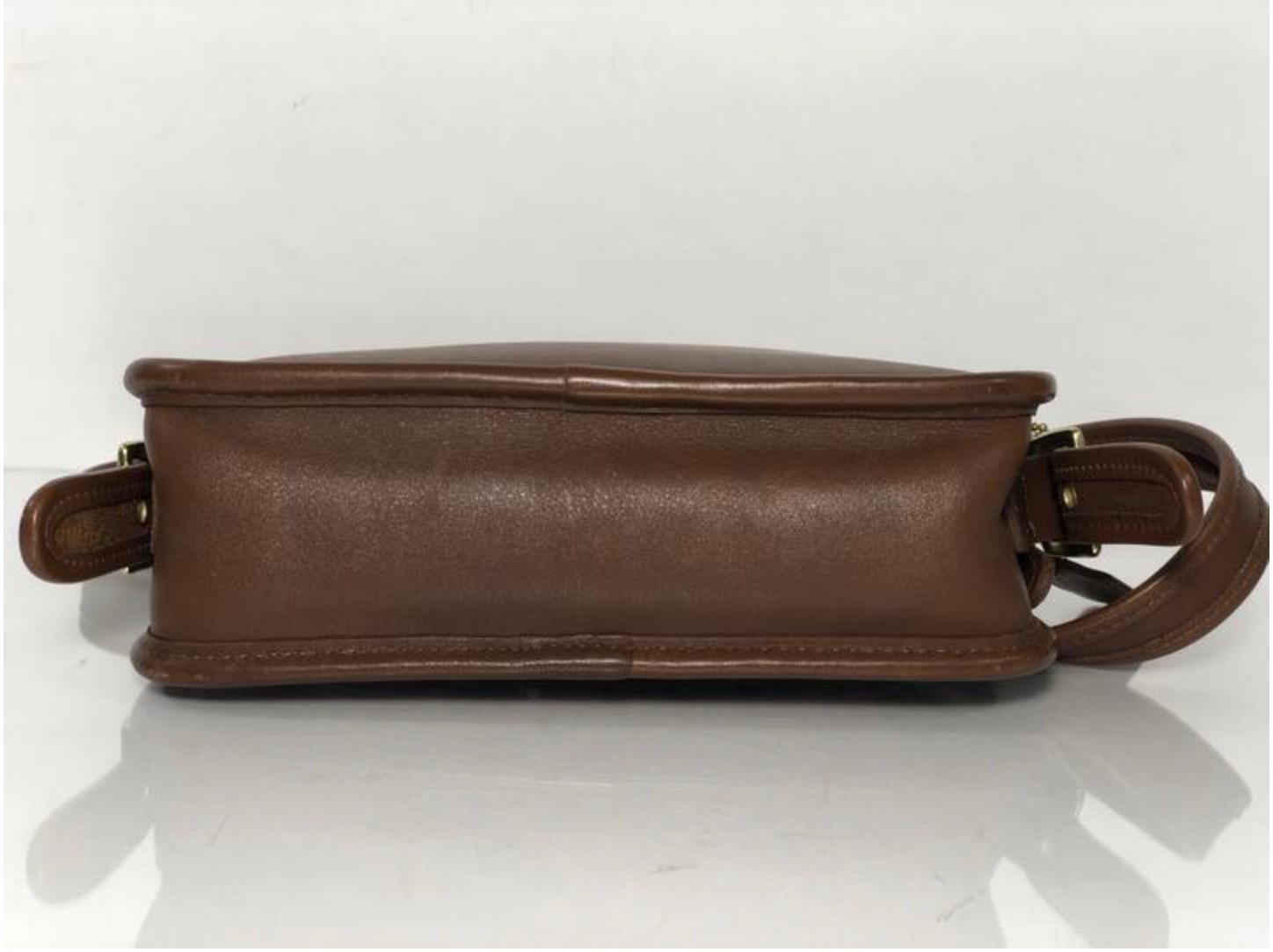 Coach Vintage Small Zipper Crossbody Shoulder Handbag in Brown For Sale 2