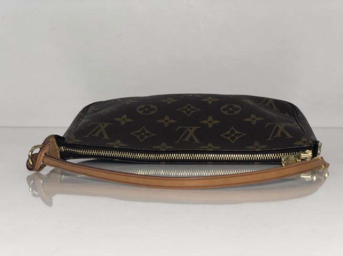  Louis Vuitton Monogram Pochette Accessories Wristlet Handbag In Good Condition For Sale In Saint Charles, IL