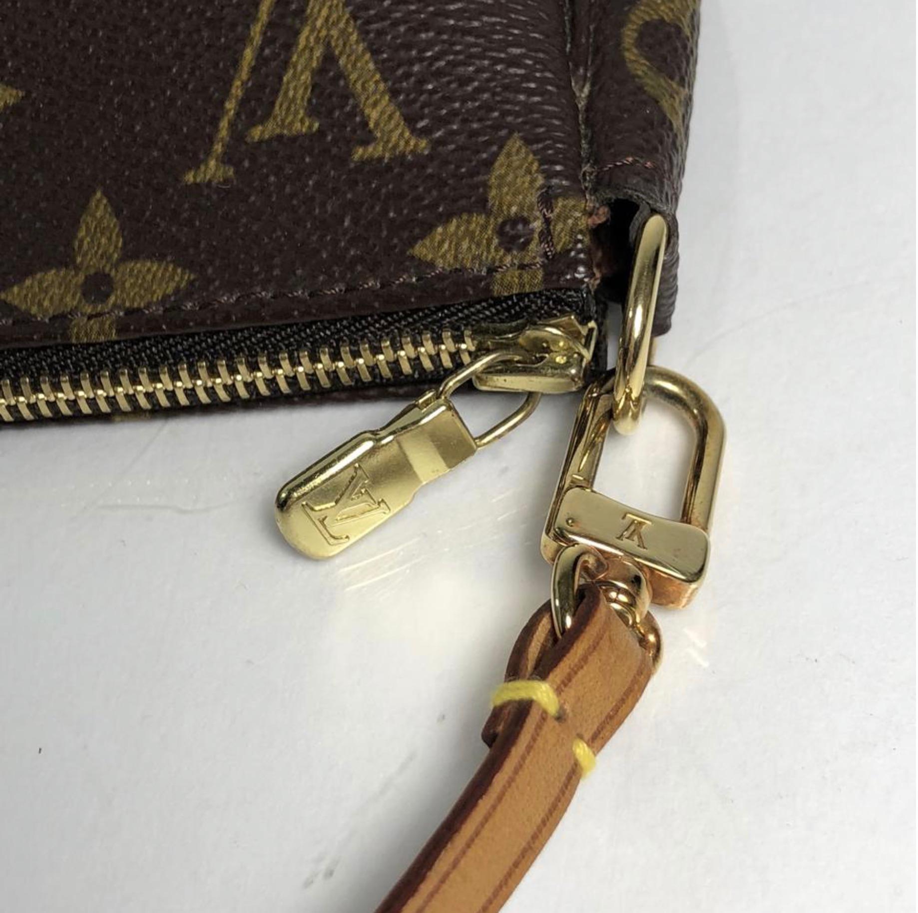 Women's or Men's  Louis Vuitton Monogram Pochette Accessories Wristlet Handbag For Sale