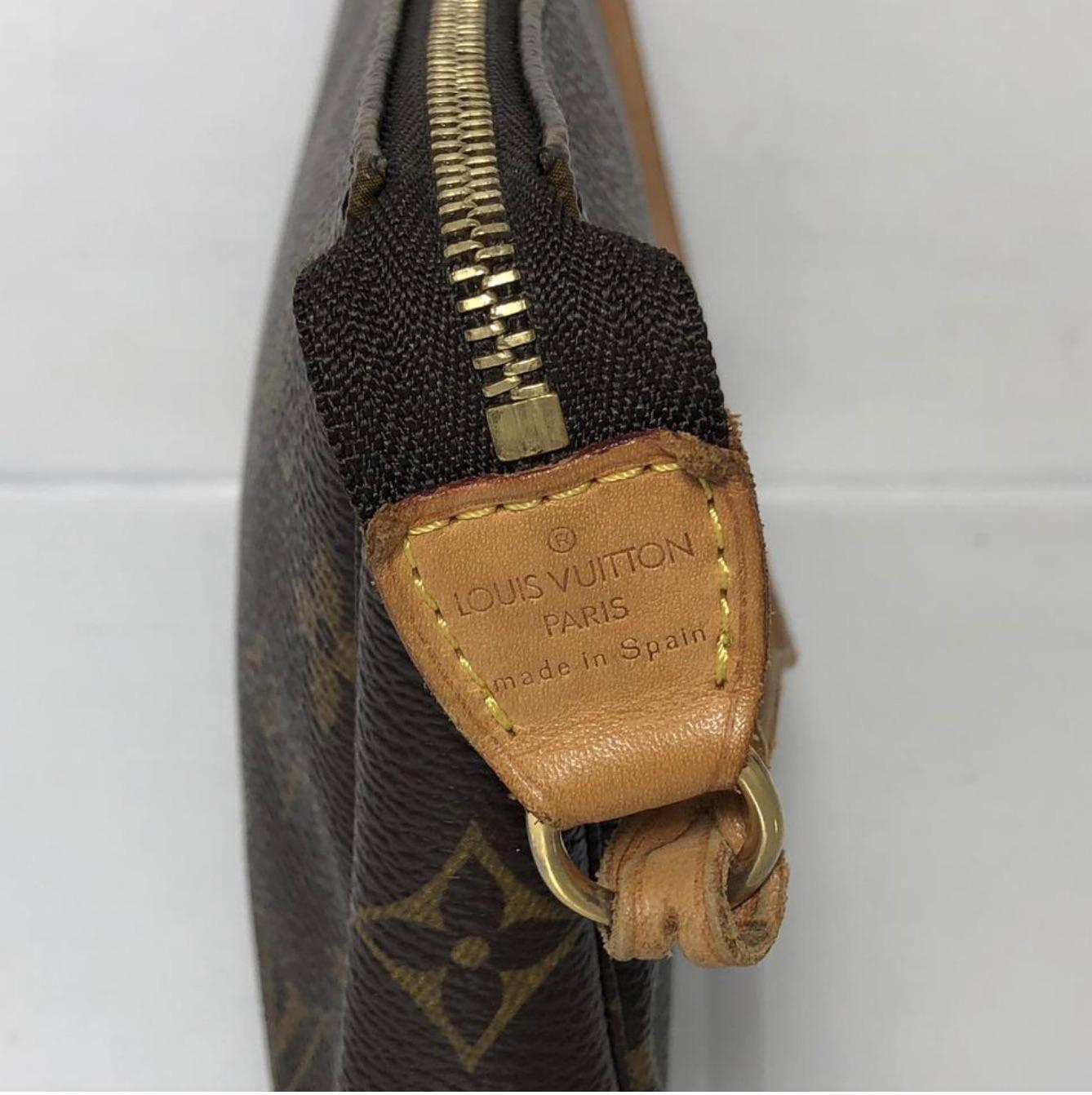 Louis Vuitton Monogram Pochette Accessories Wristlet Handbag In Excellent Condition For Sale In Saint Charles, IL