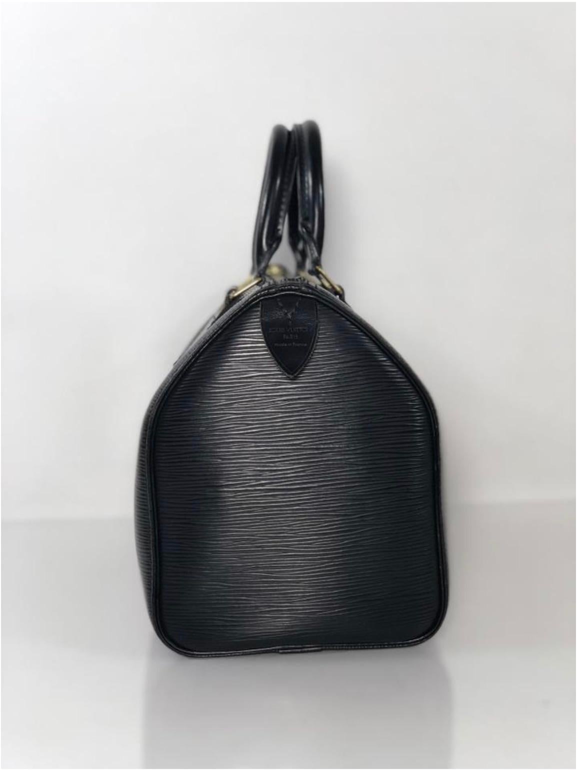Louis Vuitton Epi Speedy 25 in Black Satchel Handbag In Good Condition For Sale In Saint Charles, IL