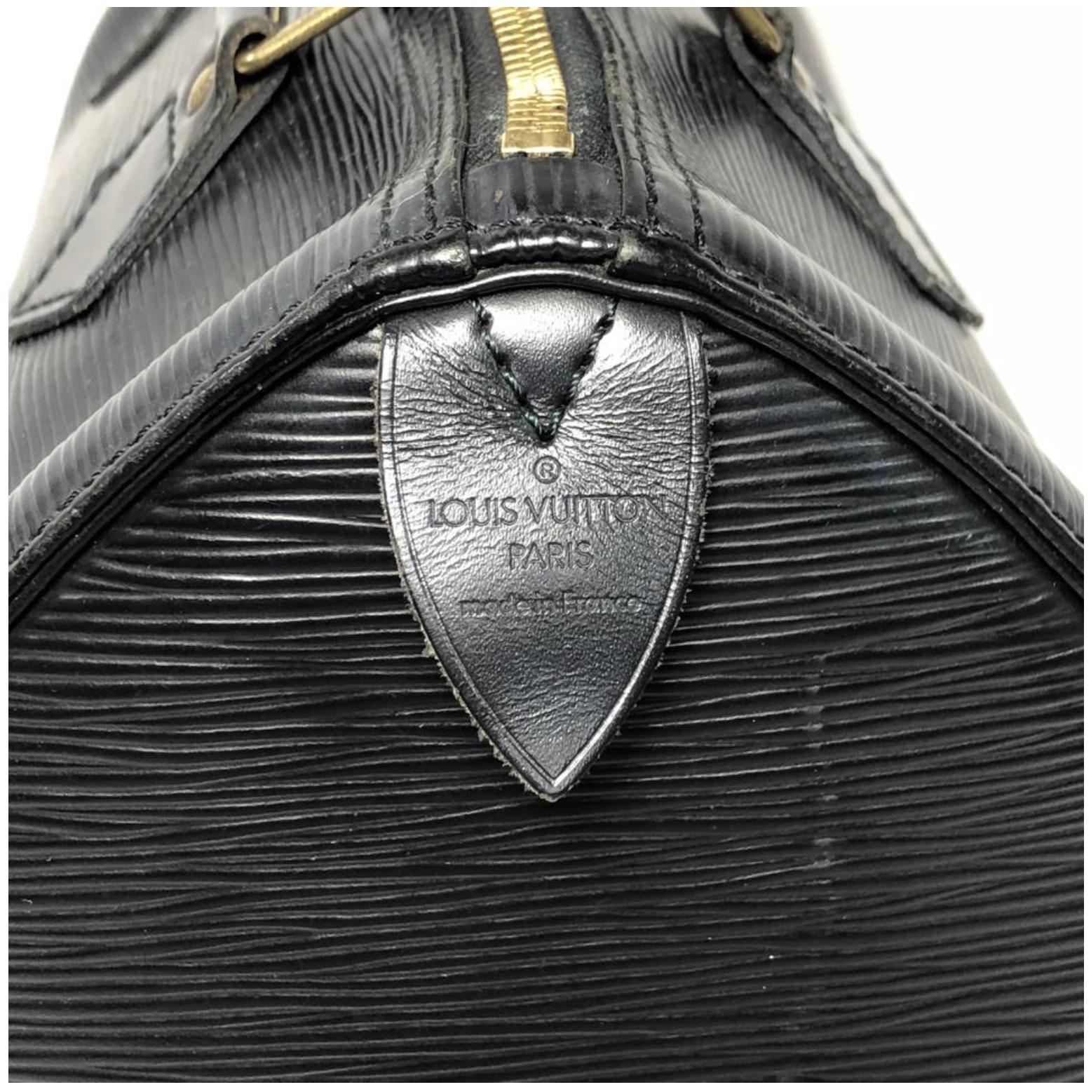 Women's or Men's Louis Vuitton Epi Speedy 25 in Black Satchel Handbag For Sale