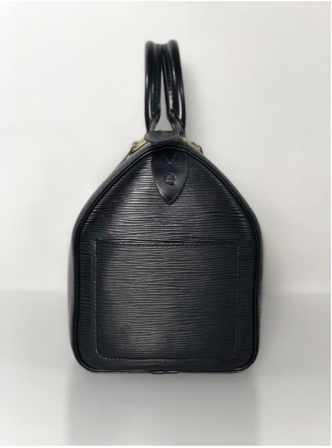 Louis Vuitton Epi Speedy 25 in Black Satchel Handbag For Sale 2