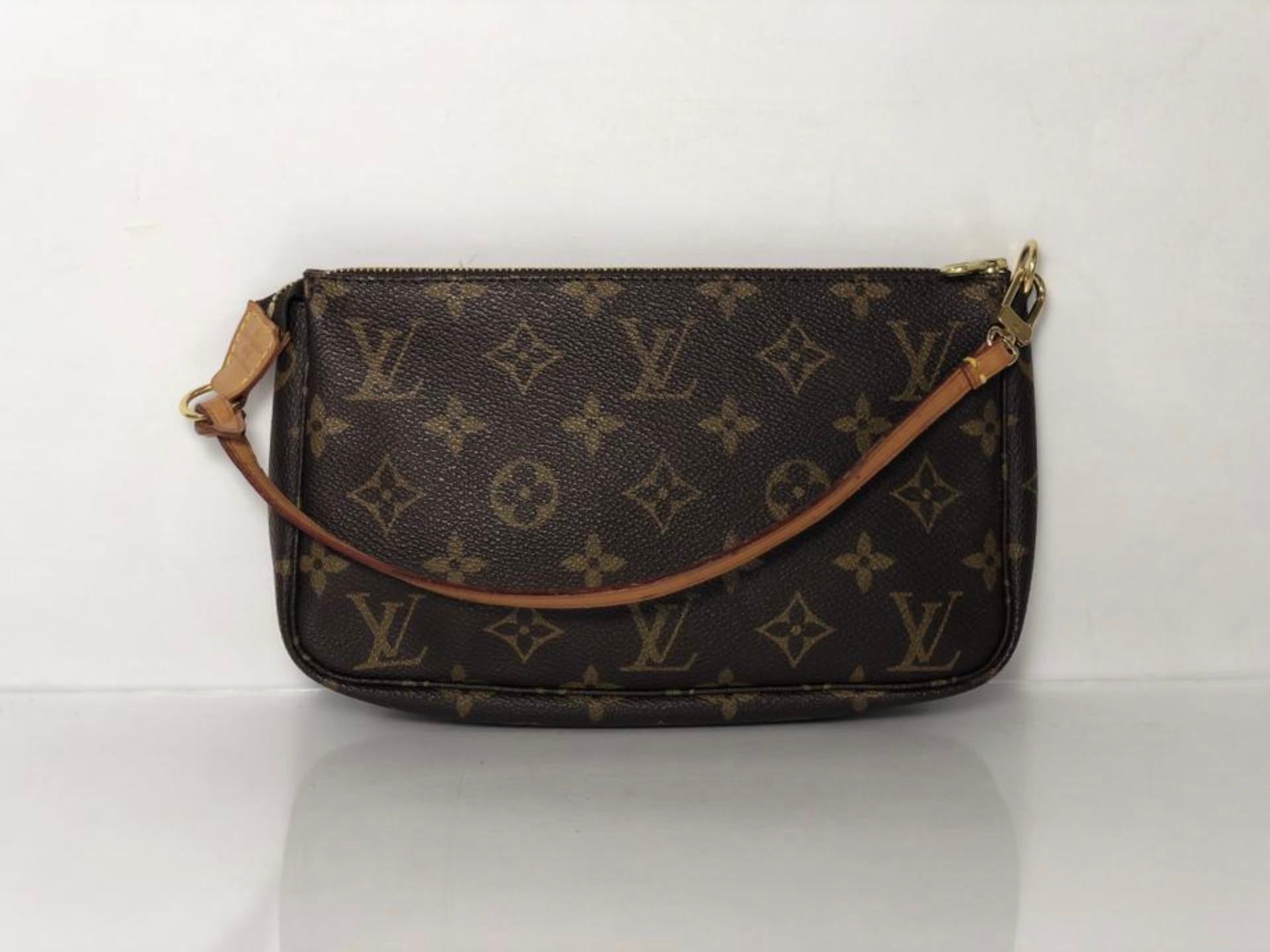Women's or Men's  Louis Vuitton Monogram Pochette Accessories Wristlet Handbag For Sale