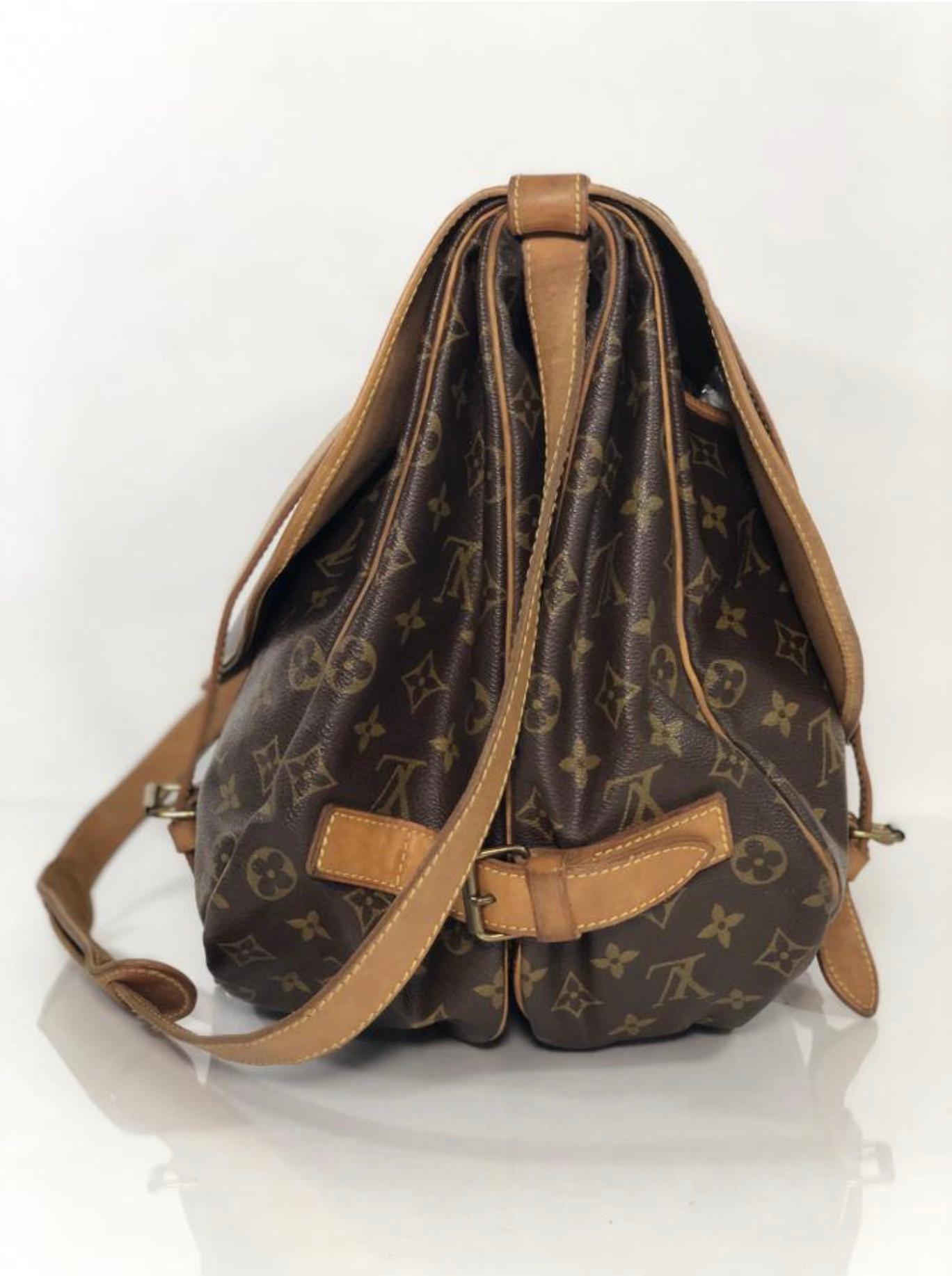 Women's or Men's Louis Vuitton Monogram Saumur 43 Crossbody Shoulder Handbag For Sale
