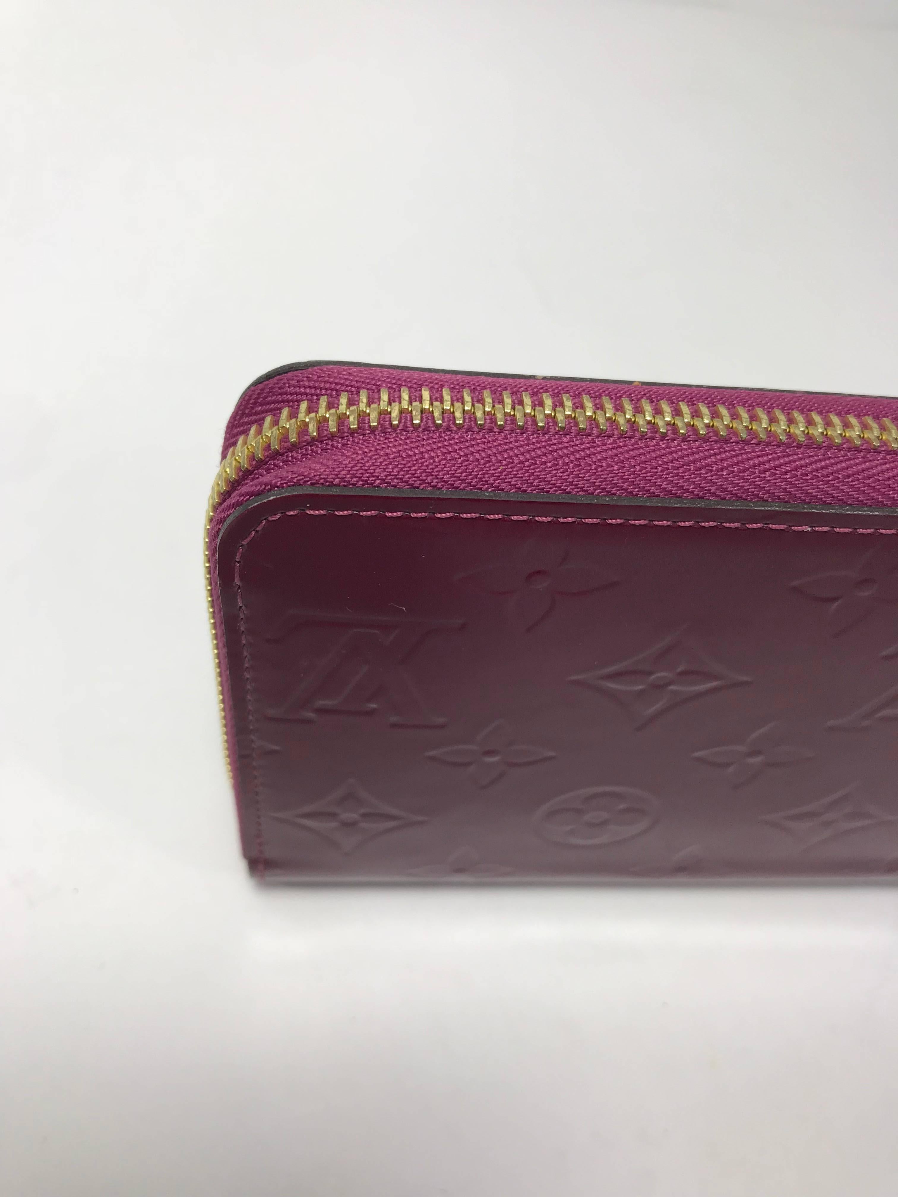  Louis Vuitton Vernis Zippy Wallet in Rouge Fauviste In New Condition For Sale In Saint Charles, IL