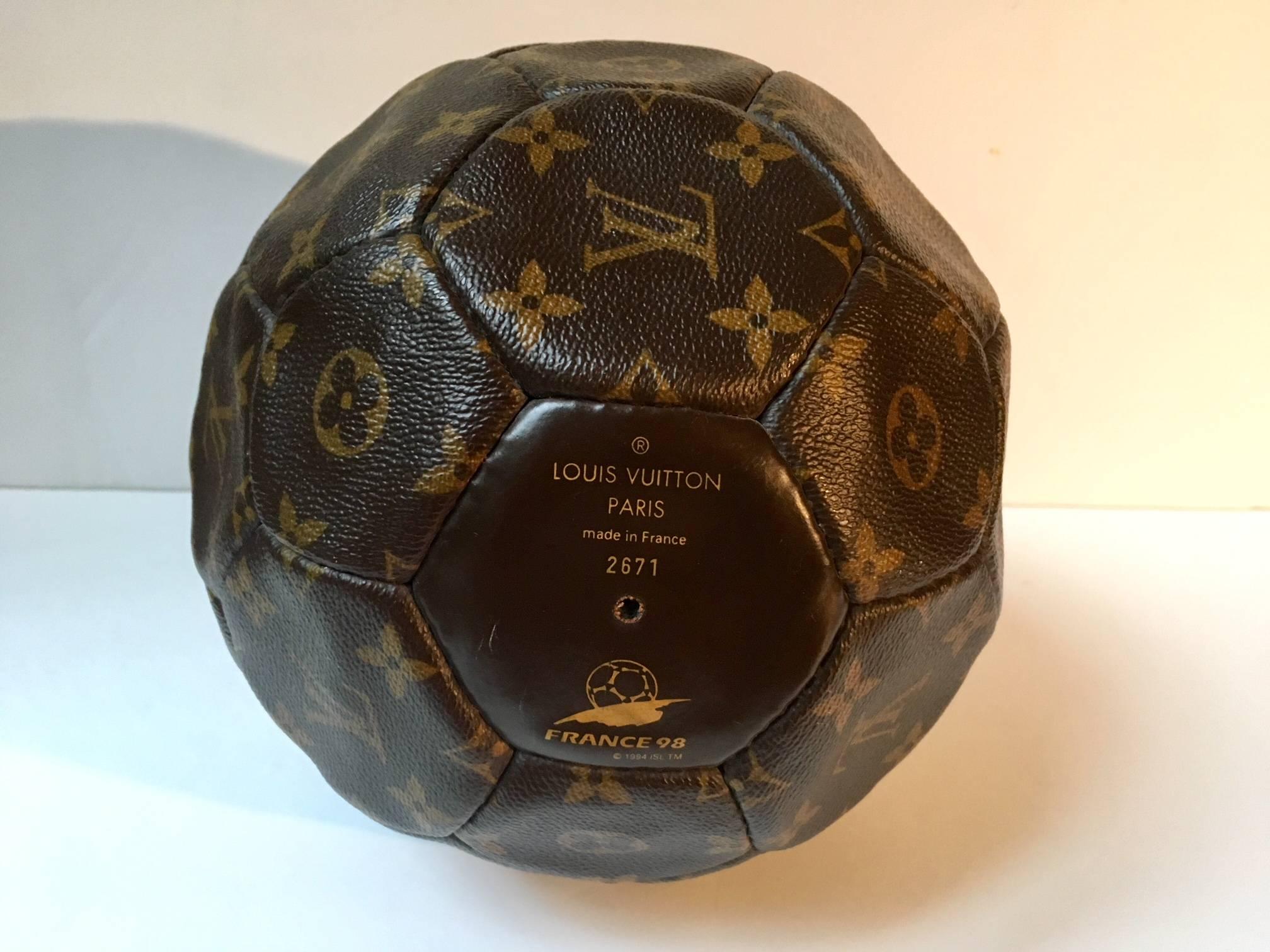 Louis Vuitton  rare Leather Soccer Ball, World Cup France 1998 Limited Edition  In Good Condition In Paris, FR