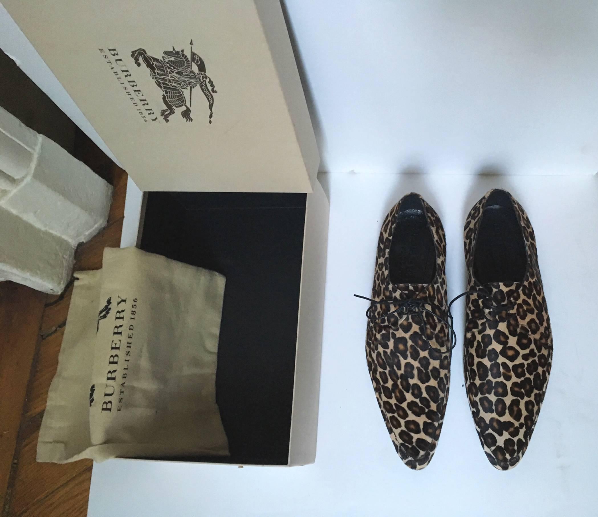 Burberry Prorsum Men's Leopard Print Calf Hair Derby Shoes new with box, unused
New condition .with original box and bag ,A brand new ,unused, unworn and undamaged pair of Burberry Derby style Calf hair leopard Print shoes .

Size :43 european -10