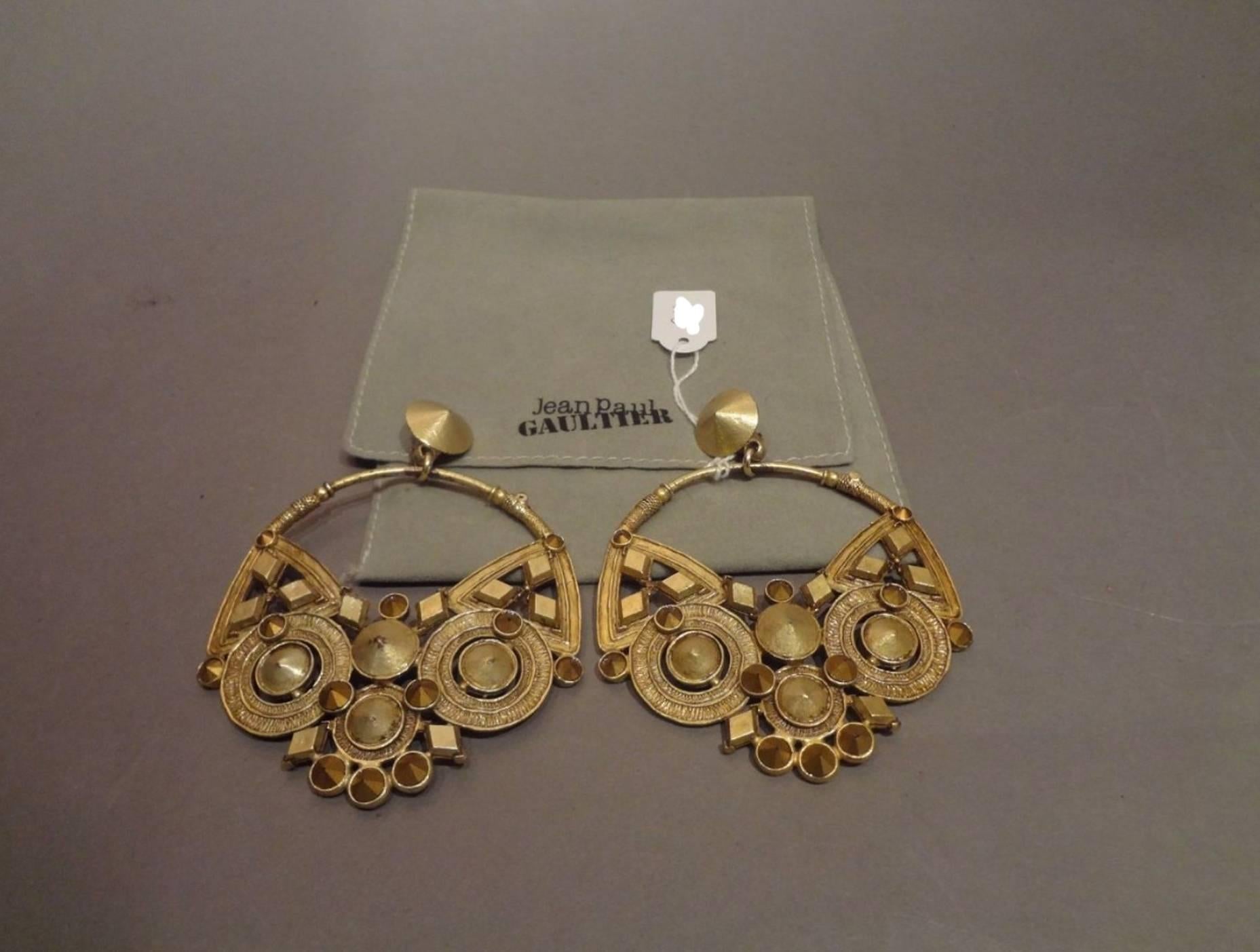 Jean Paul Gaultier large pair of earrings , mat gold plated on bronze . In Excellent Condition For Sale In Paris, FR