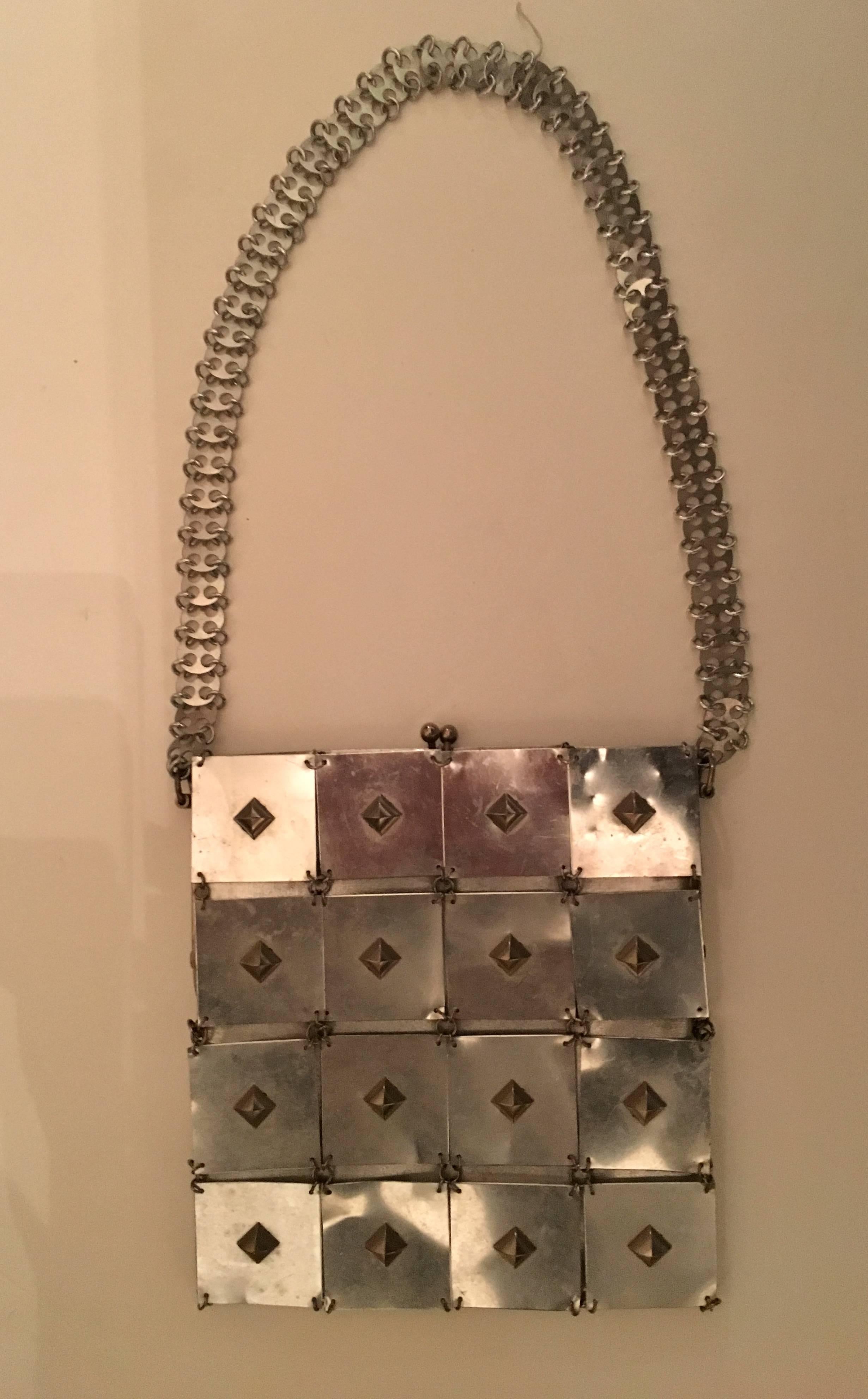 Paco Rabanne Rare and iconic metal bag.In excellent vintage condition, circa 1968. Museum quality Piece. Assembly of openwork metal plates with diamond shaped silver metal on the front .
Paco Rabanne bag in squared  metallic silver pieces on silver