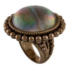 Anello in ottone con cristallo di rocca e abalone di Stephen Dweck
