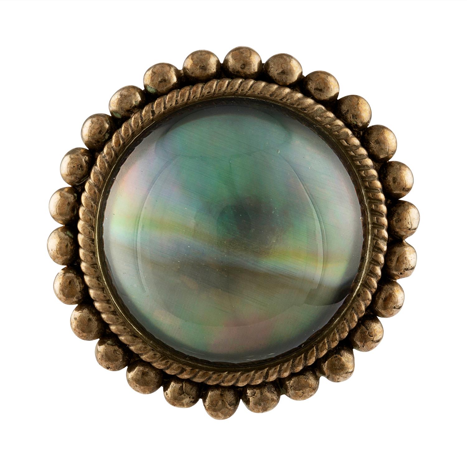 Anello in ottone con cristallo di rocca e abalone di Stephen Dweck
L'anello ha un bellissimo cristallo di rocca cabochon su abalone.
La parte superiore dell'anello ha un diametro di 1,25
