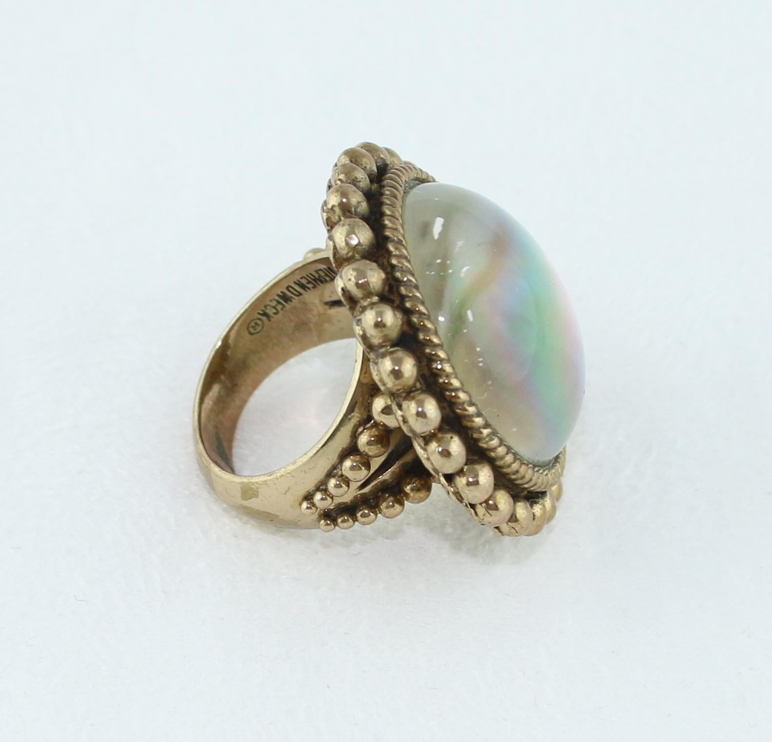 Cabochon Anello in ottone con cristallo di rocca e abalone di Stephen Dweck in vendita