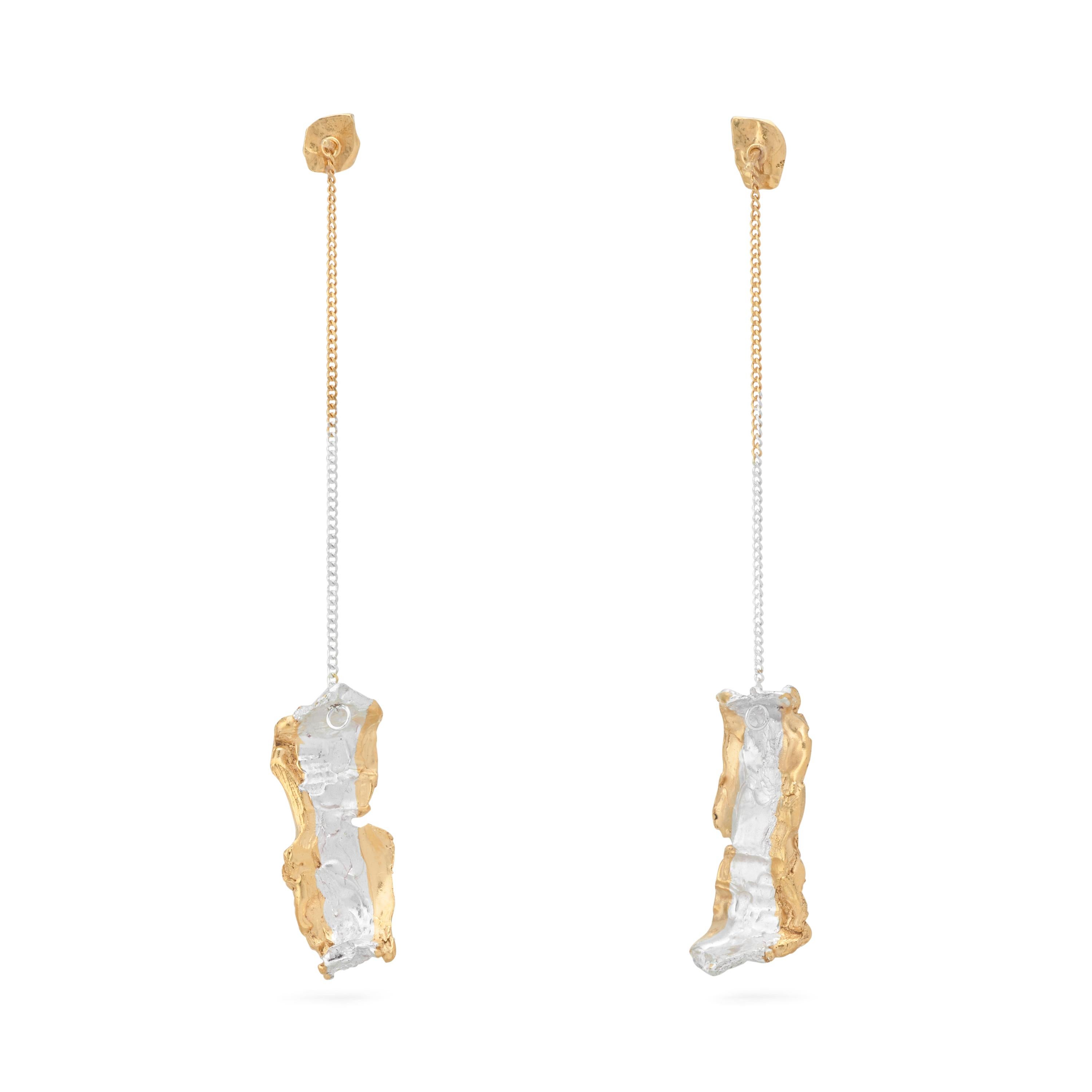 These earrings hang from the ear with an effortless grace, in the same way that water descends rocky slopes with a seemingly eternal rhythm. Their unusual, swirling textures and combination of gold and silver colours – like the interplay between