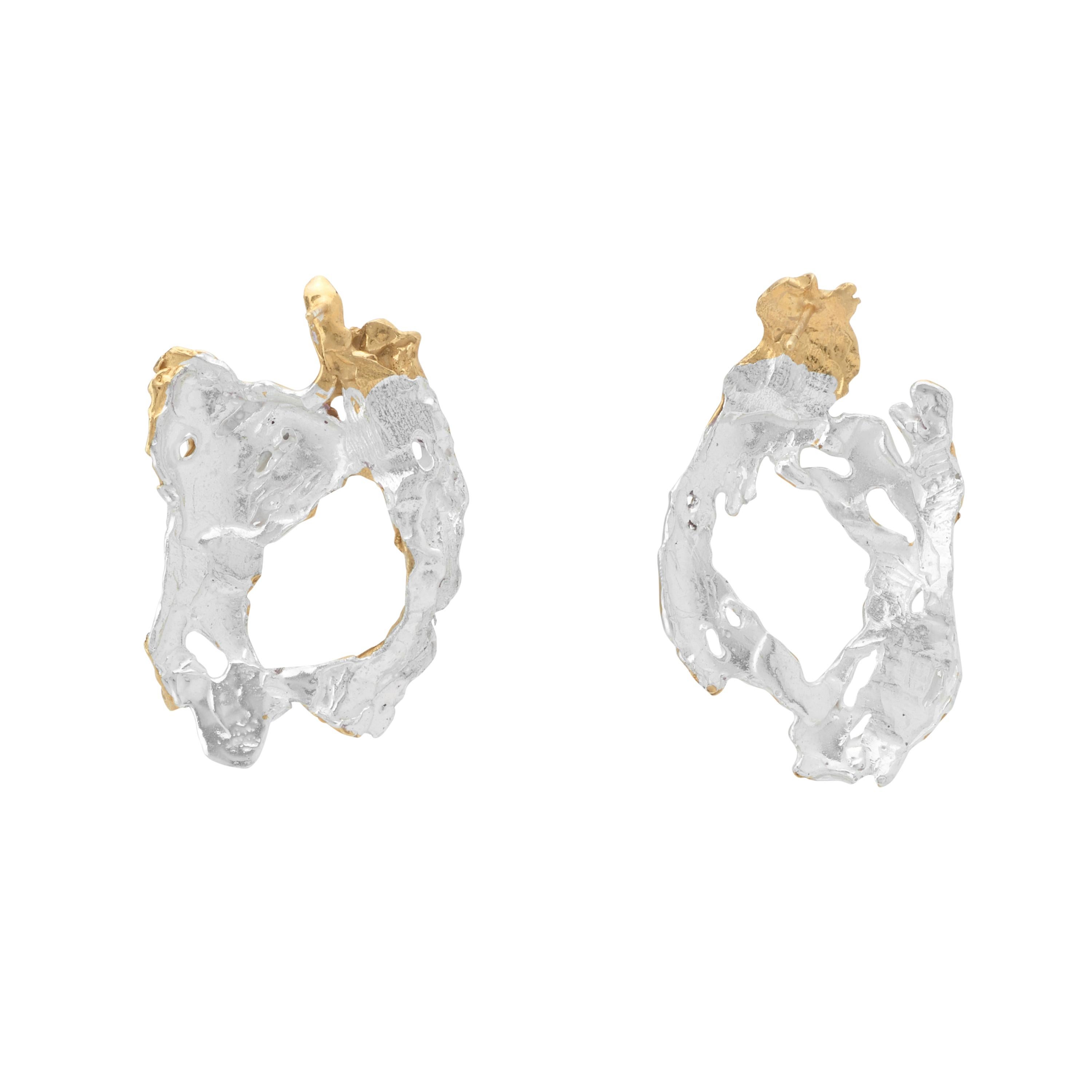 Itsaso is a word in the Basque language, of the western Pyrenees, meaning ‘sea’. The design of this pair of earrings is, like the waters that cover two-thirds of the Earth’s surface, staggering in its spontaneity: their gold and silver colours seem
