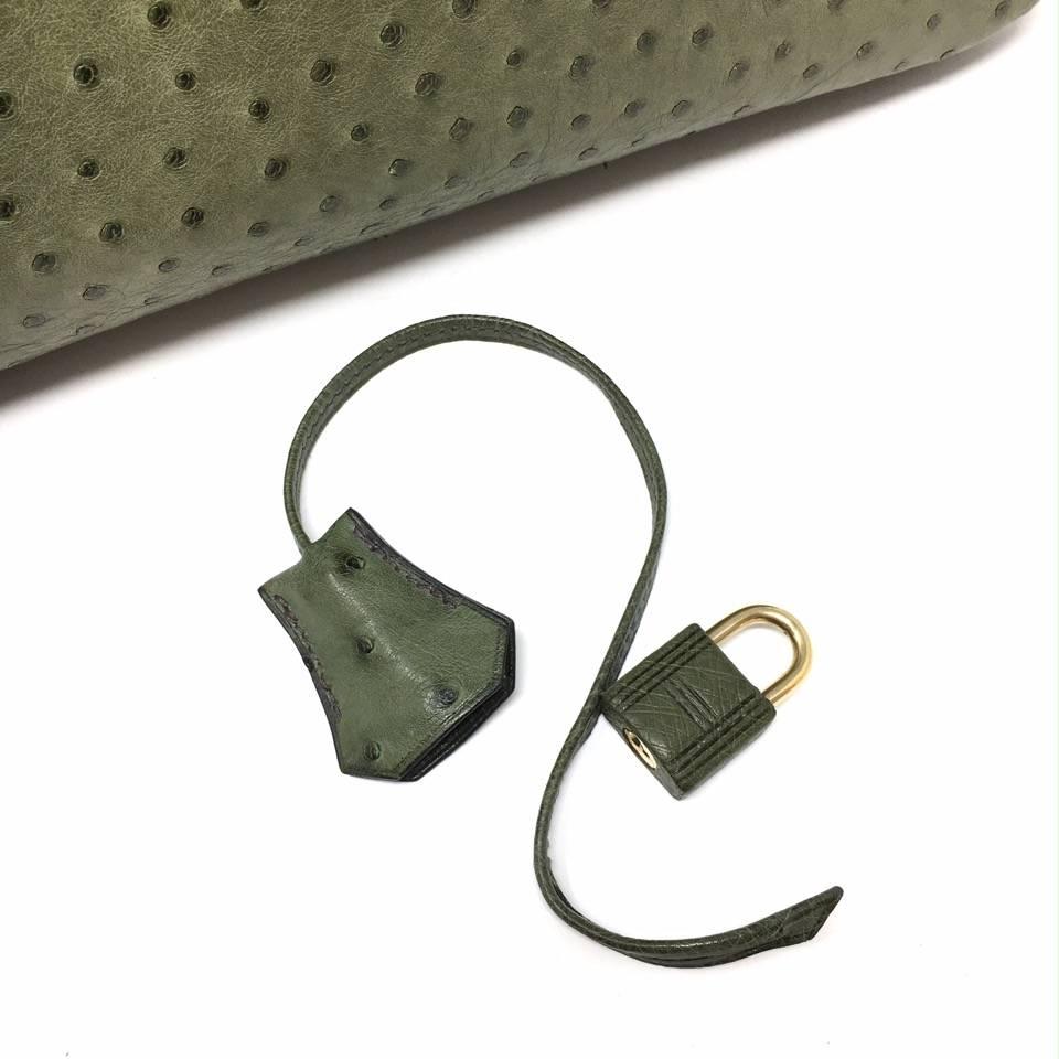 Hermes Paris 
Birkin Bag 35
Ostrich Green Leather 
Hdw Gold 
Year 2000
Keys, Lock and clochette complete