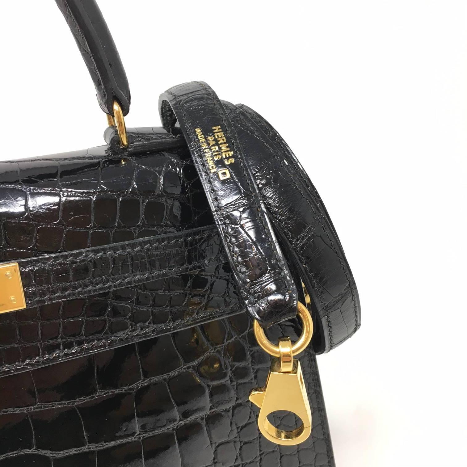 Amazing and Rare Hermes Kelly Sellier 25 Size Bag in Black Shiny Alligator Crocodile Leather. The Bag Contrast with Gold Hardware.
Vintage Piece Year 1999 and the Conditions are very good both inside and out.
The bag is complete with its Shoulder