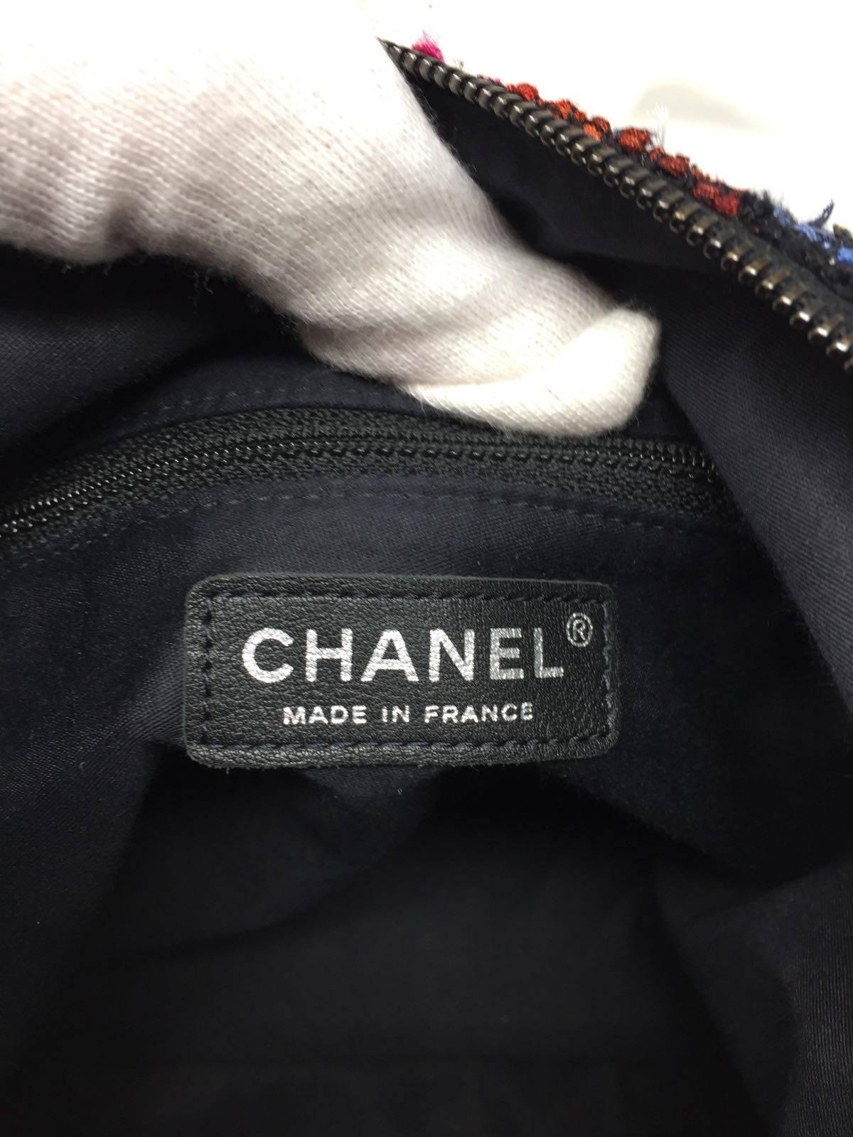 Chanel Girl bag in multicolor tweed and lambskin. Buttons are hammered in mat silver metal. Zip closure.  The interior is in black canvas with a large zipped pocket.  Included : Hologram: 2089 ... (2015-2016) no authenticity card.  Worn on Shoulder