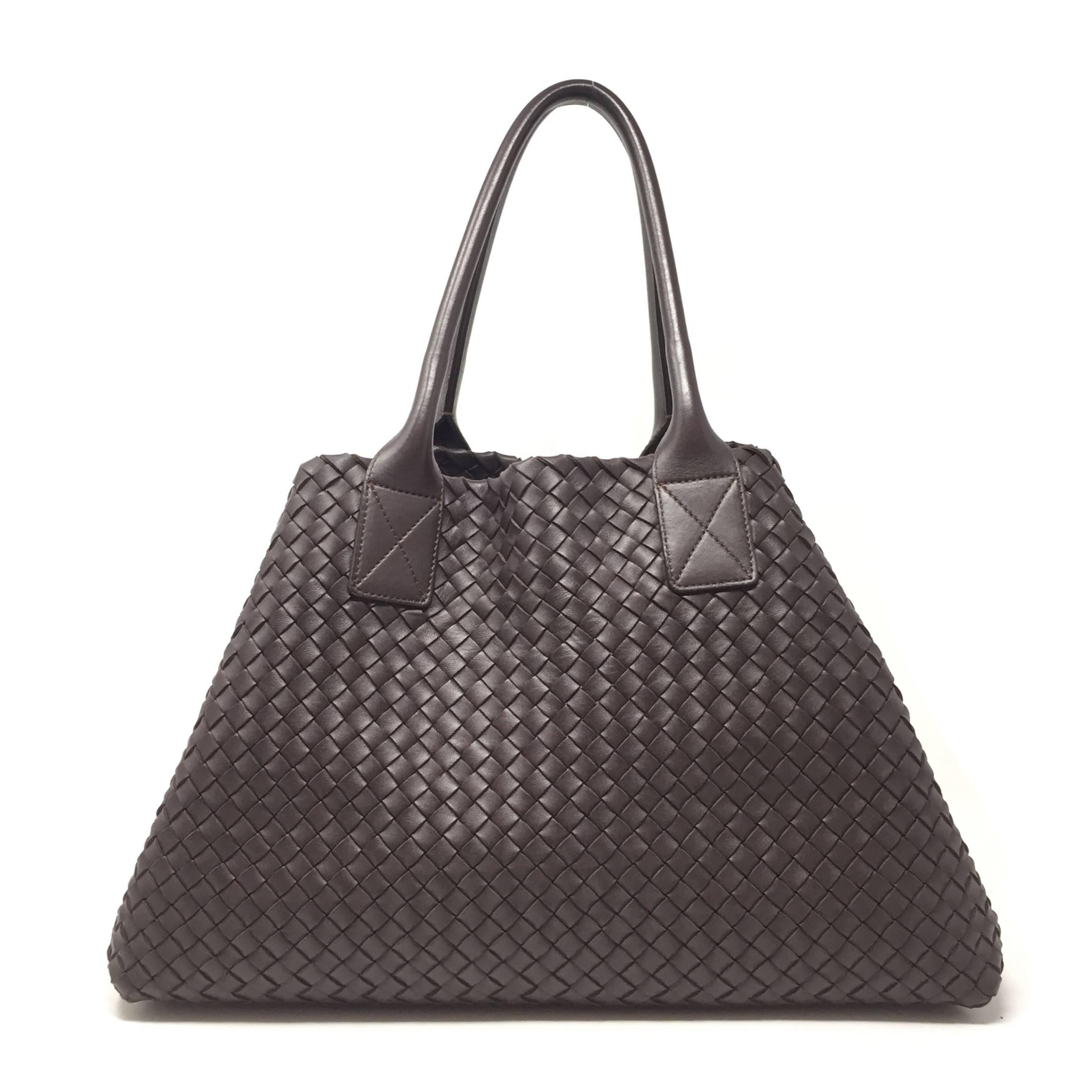 Elegant and understated, the Cabat is Bottega Veneta’s most iconic design a deceptively simple, seamless tote that’s finished as beautifully on the inside as it is on the outside. Designed to be both spacious and lightweight, this version is