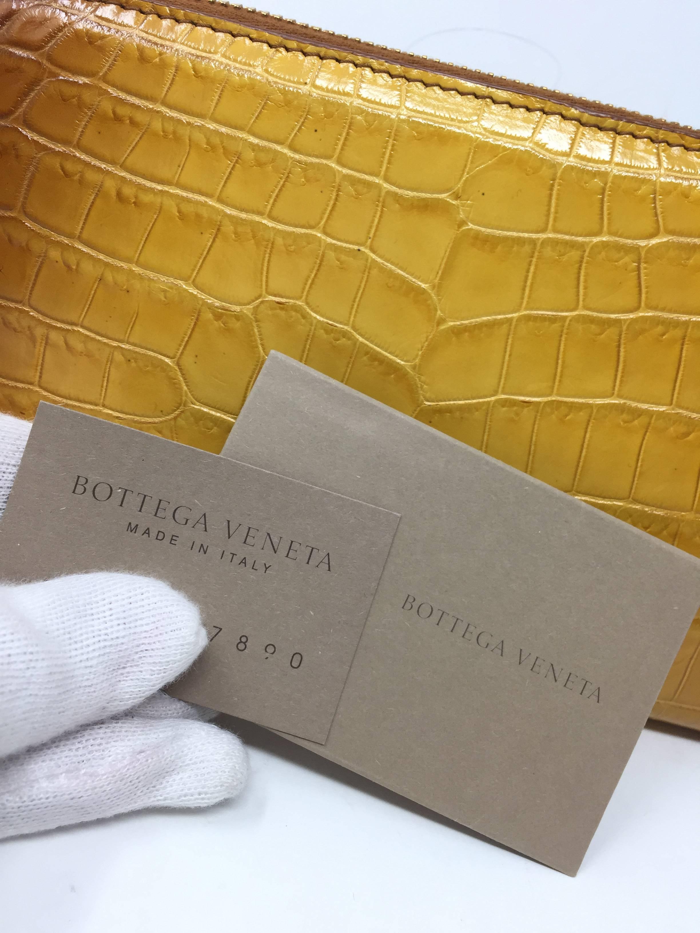 The Cocco Glace Wallet by Bottega Veneta is a beautiful accessory made of shiny crocodile leather, has an elegant dègradé color that fades from caramel brown to yellow.

The exotic combination of smoky crocodile and bright Luxanil leather adds a