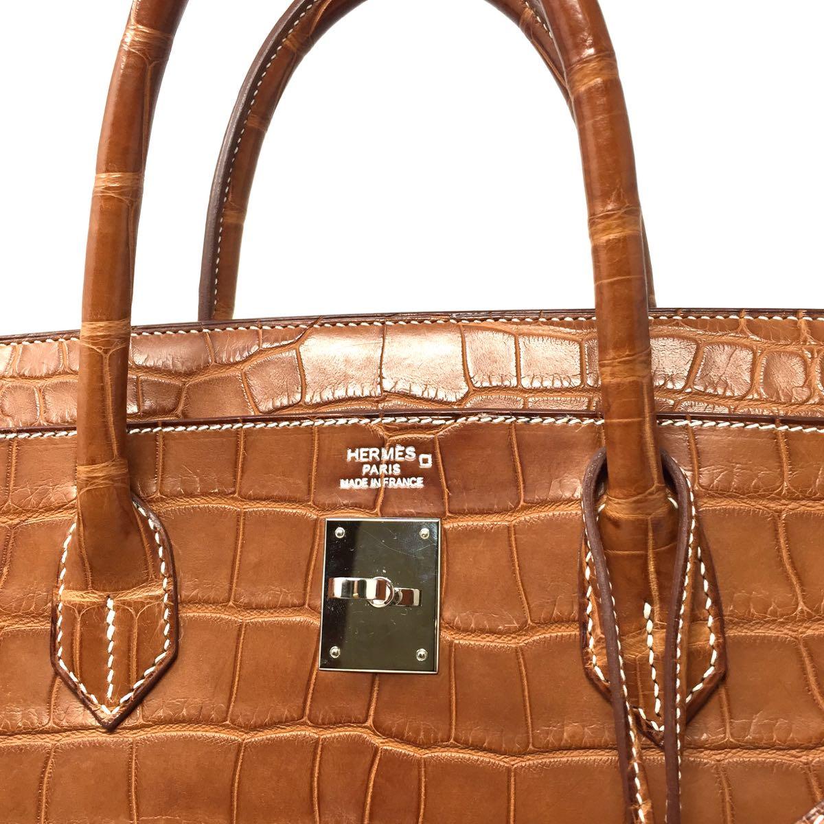 Hermes Paris Sac Birkin Bag 40 Gold Matte Alligator Leather.
This Birkin dimensions has become a must in both the women's and men's world. 
The hdw palladium is a perfect contrast between elegance and beauty.
The conditions are Excellent , It's