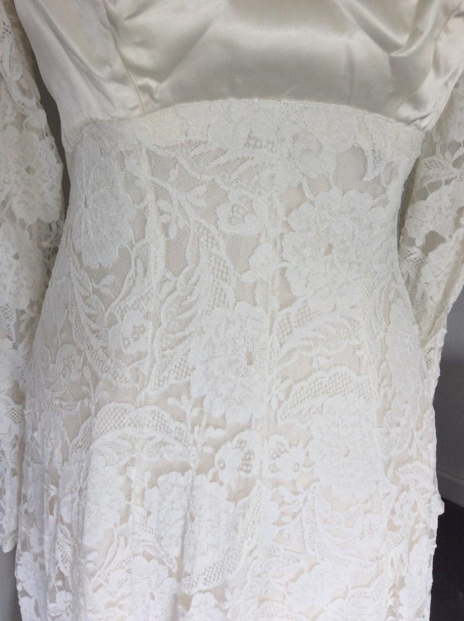 Gray Vintage cream wedding gown For Sale