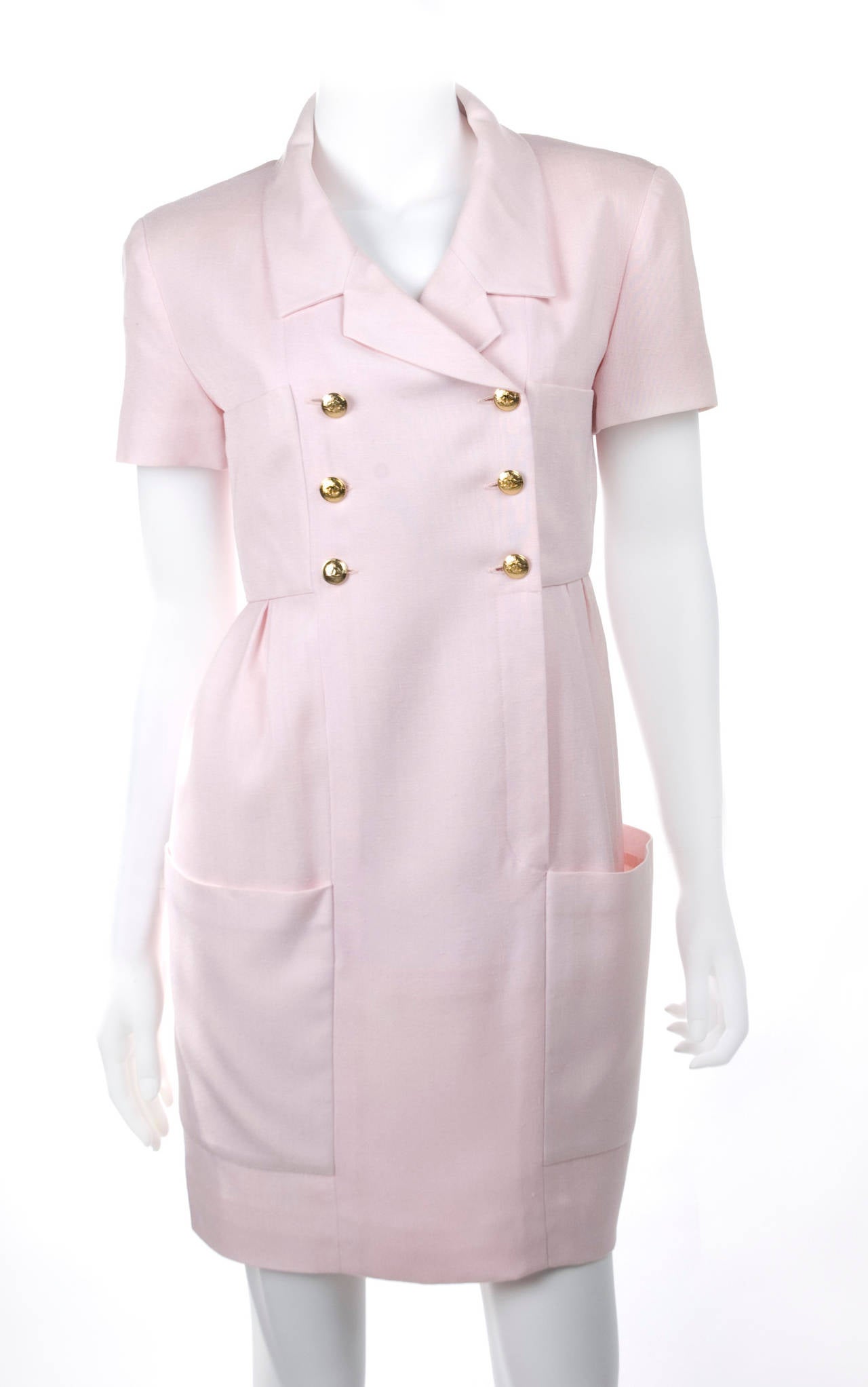 Vintage ca. 1980 Chanel Linen Dress in pink and gilded CC logo buttons.
Excellent condition -no flaws to mention.
Size 38 EU

Measurements:
Length 85 cm - 33.5