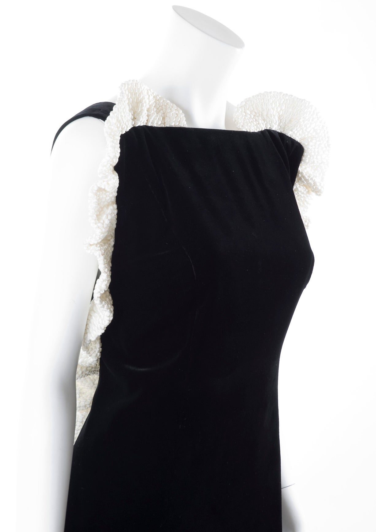 Vintage Jacqueline de Ribes Velvet Evening Gown In Excellent Condition For Sale In Hamburg, Deutschland