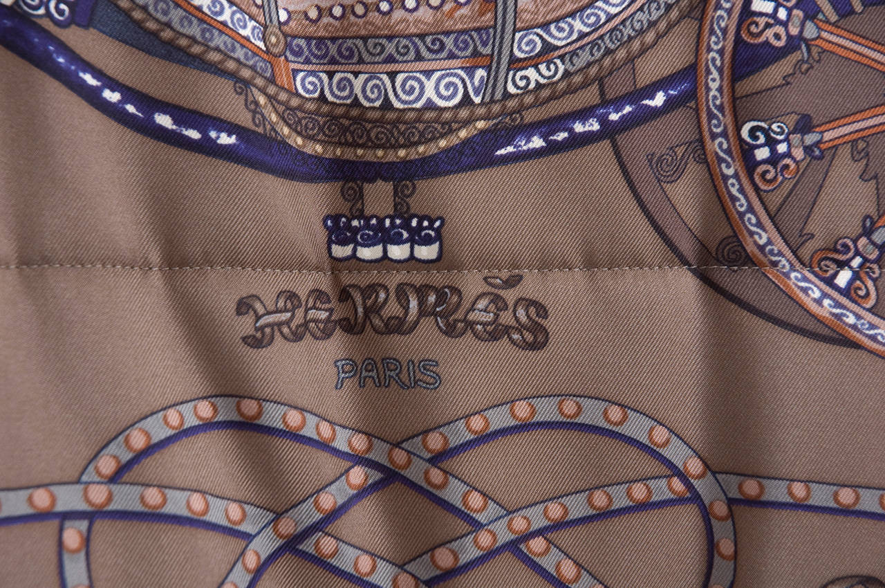 Hermes Reversible Silk Puffer Jacket in Color Coffee and Blue In Excellent Condition In Hamburg, Deutschland