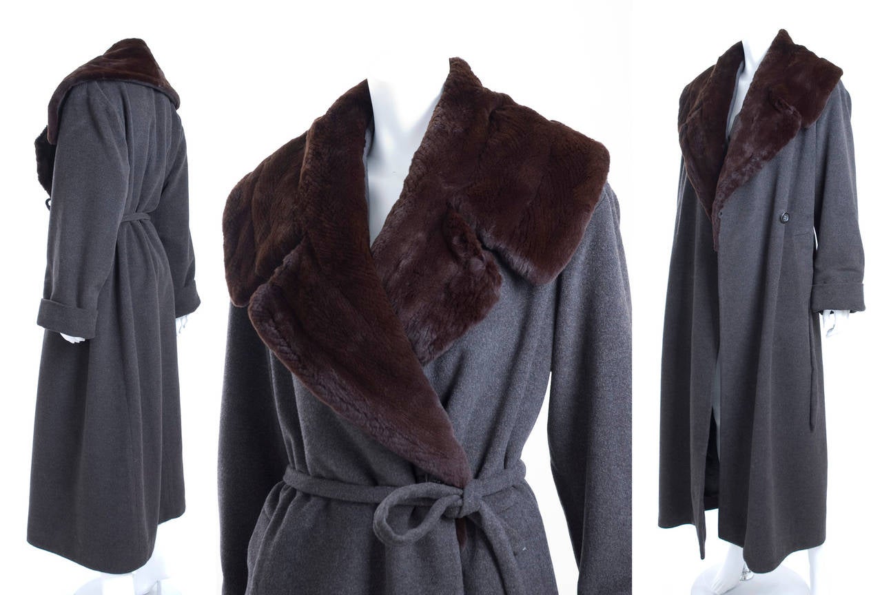 90's Jil Sander Baby Camel Coat with Fur Collar.
Beautiful bathrobe style in soft grey baby camel fabric and a fur collar in brown.
Size Large:  Please see measurements, the coat seams to run big.

Measurements:
Length 134 cm - 53
