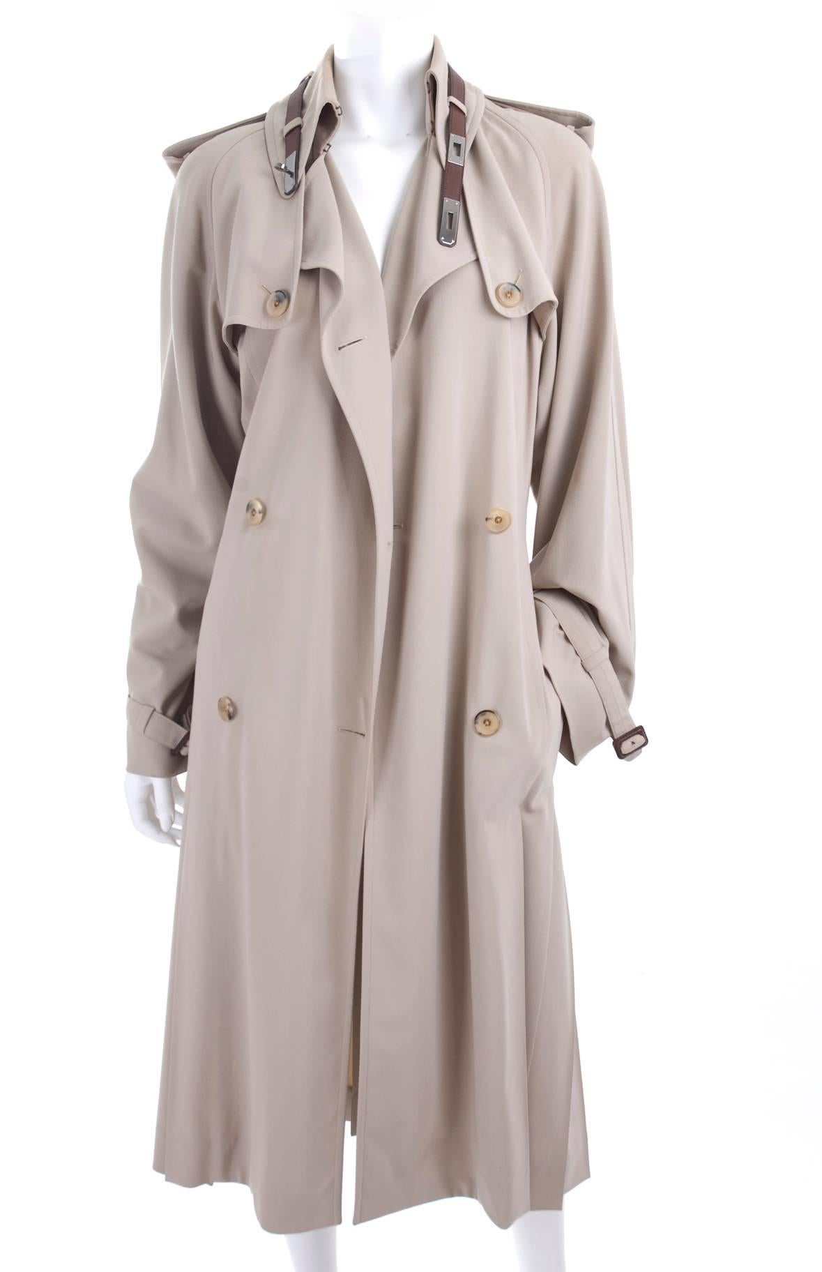 90's Hermes Trench Coat in beige with brown leather belt around the neckline.
Material 96% virgin wool 4% elastane.
Excellent condition.
Size 38 EU

Measurements:
Length 46