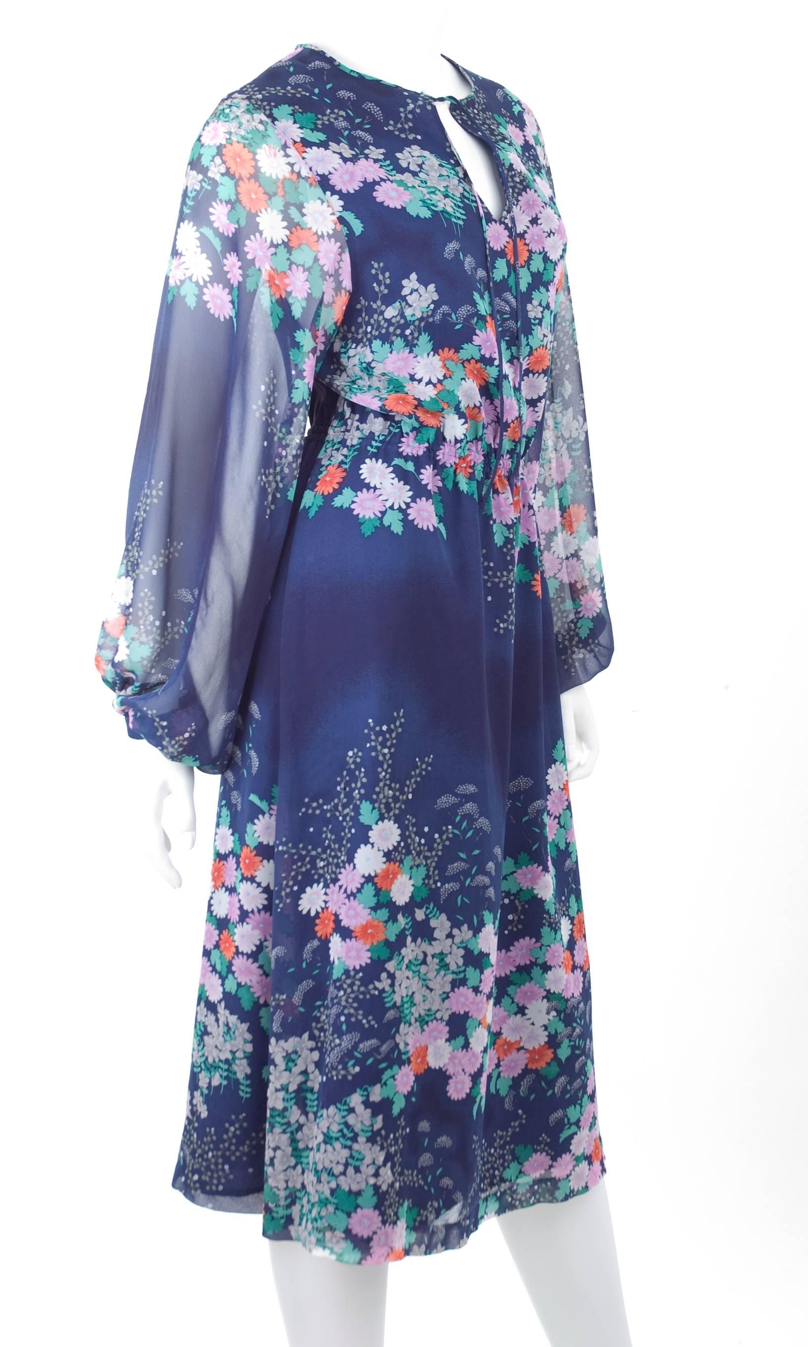 Wonderful 1970's Chiffon Dress. Flowers on blue background and an elastic waistline.
Excellent condition - no flaws to mention.
Made in Japan.
No size label - should be 6 US
Measurements:
Length 44