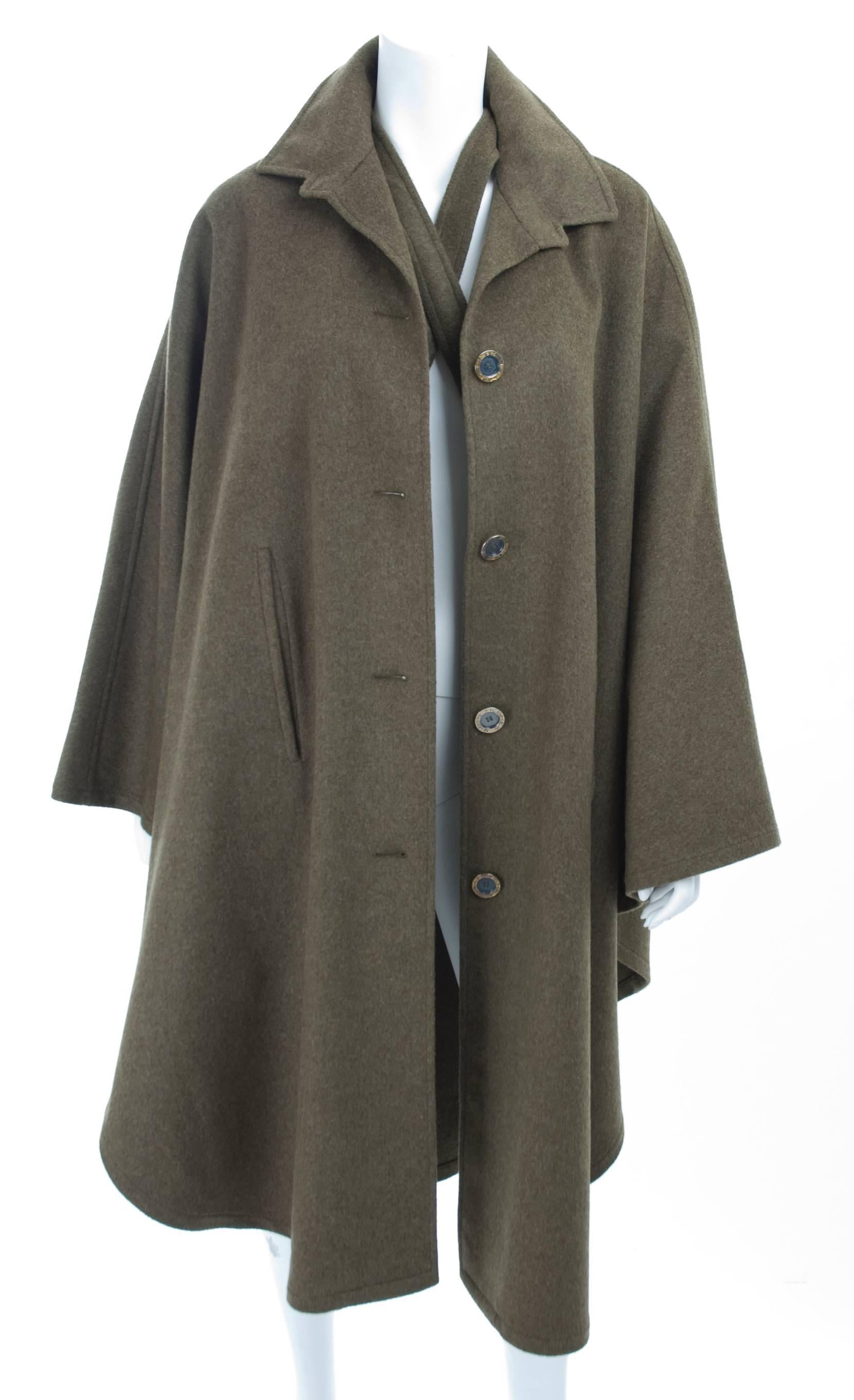 Vintage Hermes oliv green cape with lamb leather trim.
Hermes Paris signature buttons.
Excellent condition- no flaws to mention.
Material 70% Wool and 30% Cashmere.
Size fits all.
Measurements:
Length 44 inches
