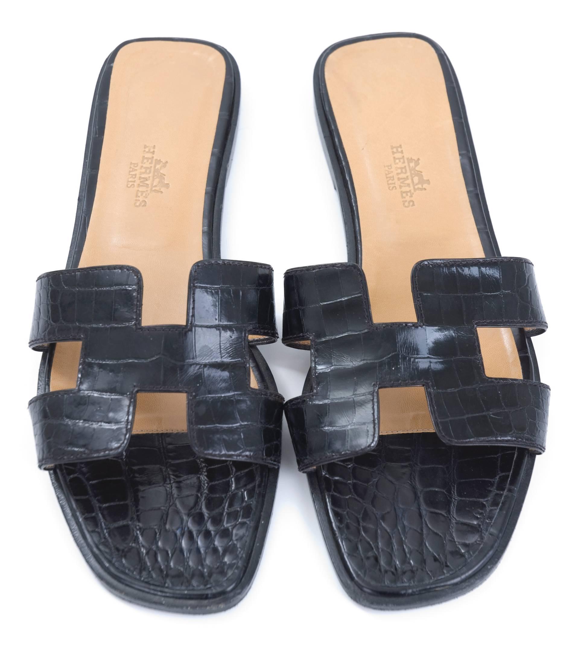 HERMÈS black crocodile ORAN sandals with stack heels.
Worn 1 time - excellent condition.
Retails was 2200 $
Size 39
