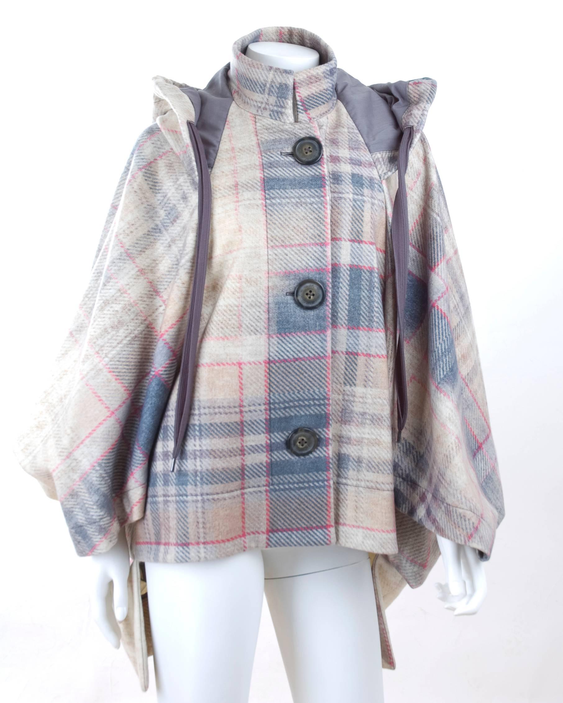 Vivienne Westwood Anglomania asymetrical cape in plaid tartan.
Colors are blue,creme, camel, grey and pink.
Excellent condition - no flaws to mention.
80% Wool 20% Polyamide
Size M
