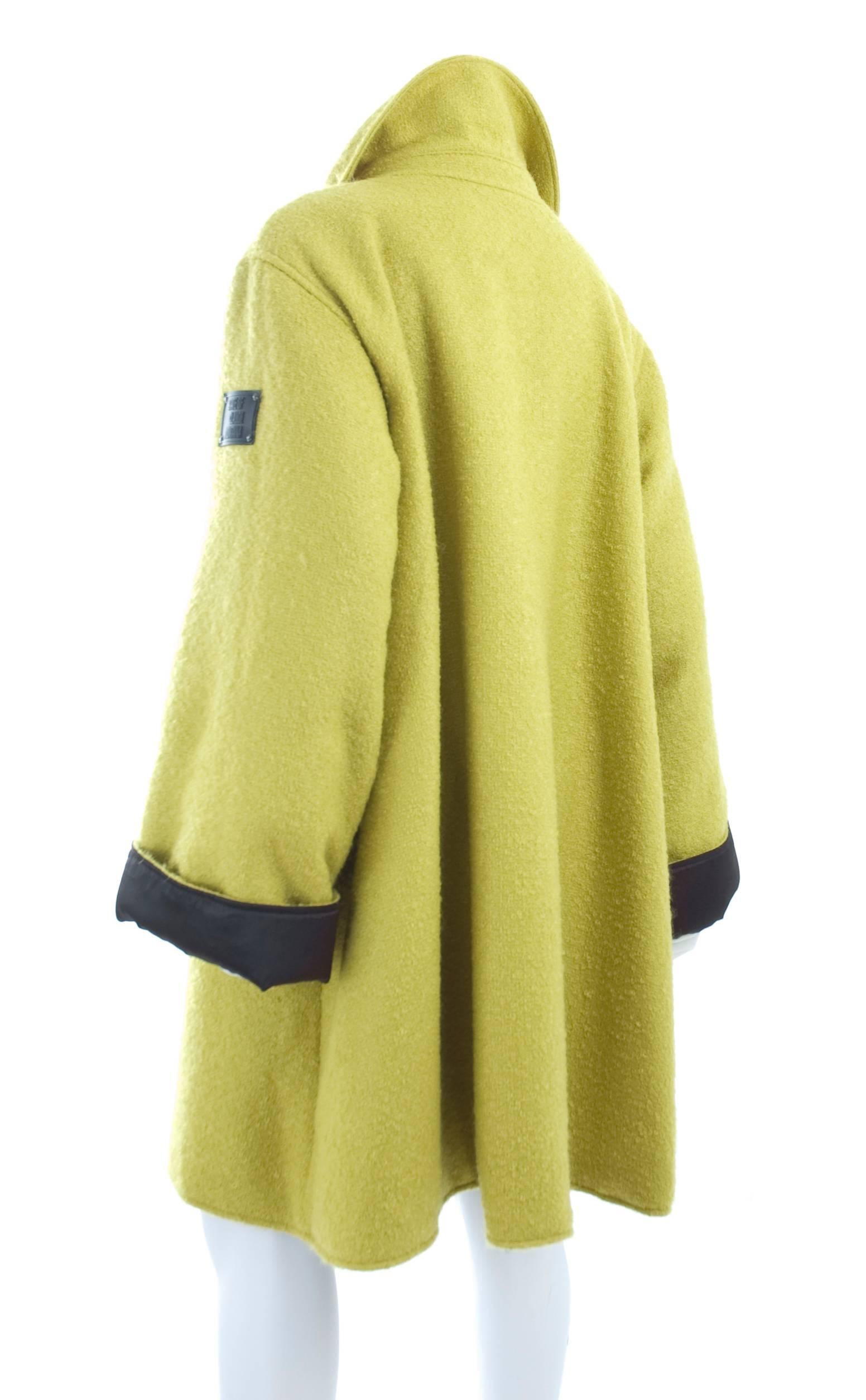 Vintage 80s State Of Claude Montana Coat in lime-green and black satin trim and lining.
Snap closure.
Excellent condition - no flaws to mention.
45% Mohair 40% Wool 15% Polyamid
Size 46 FR and 12 US
Measurements:
Length 38