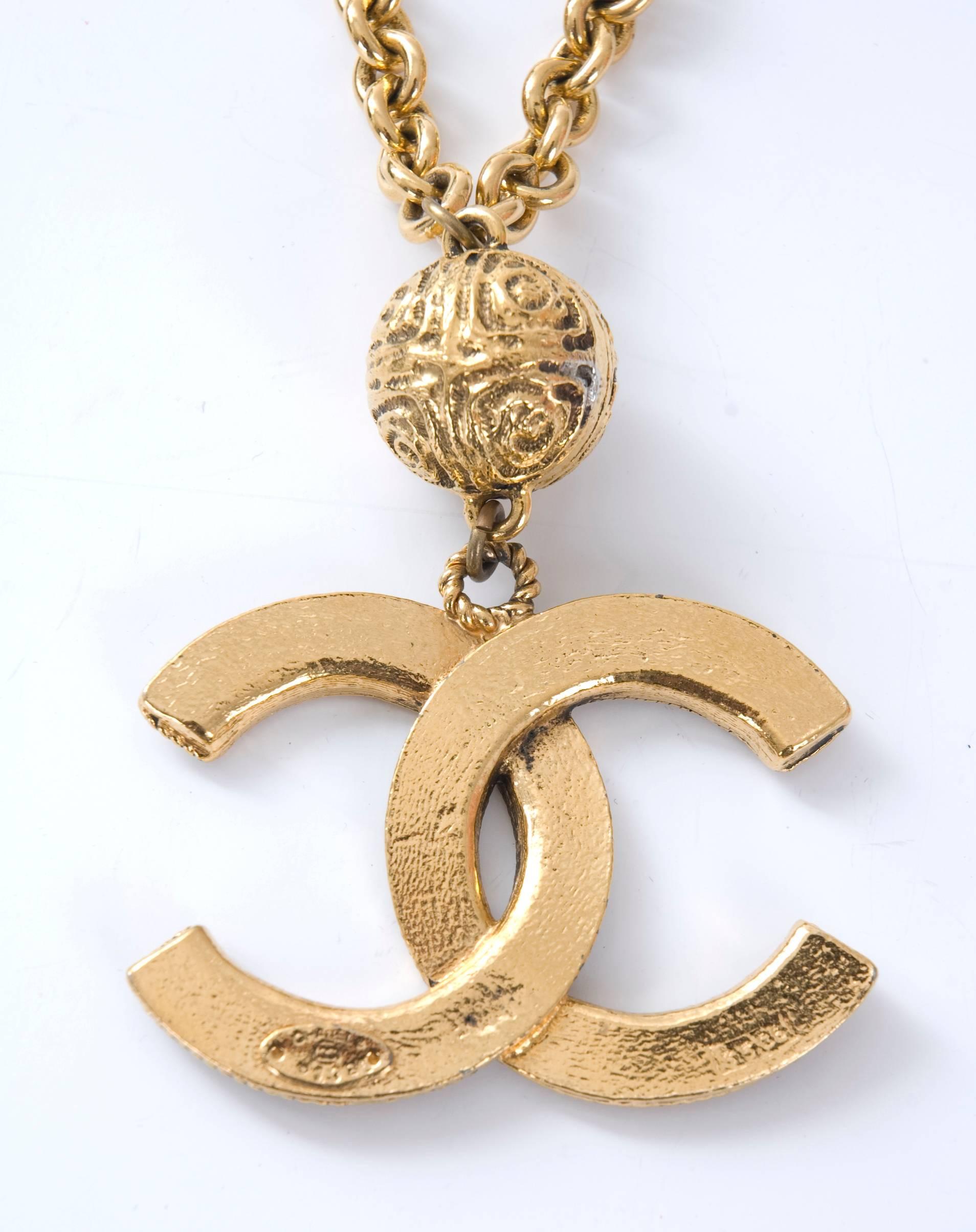 Vintage Chanel Paris Necklace CC Logo Pendant and Ball Detail from 1985 In Excellent Condition For Sale In Hamburg, Deutschland